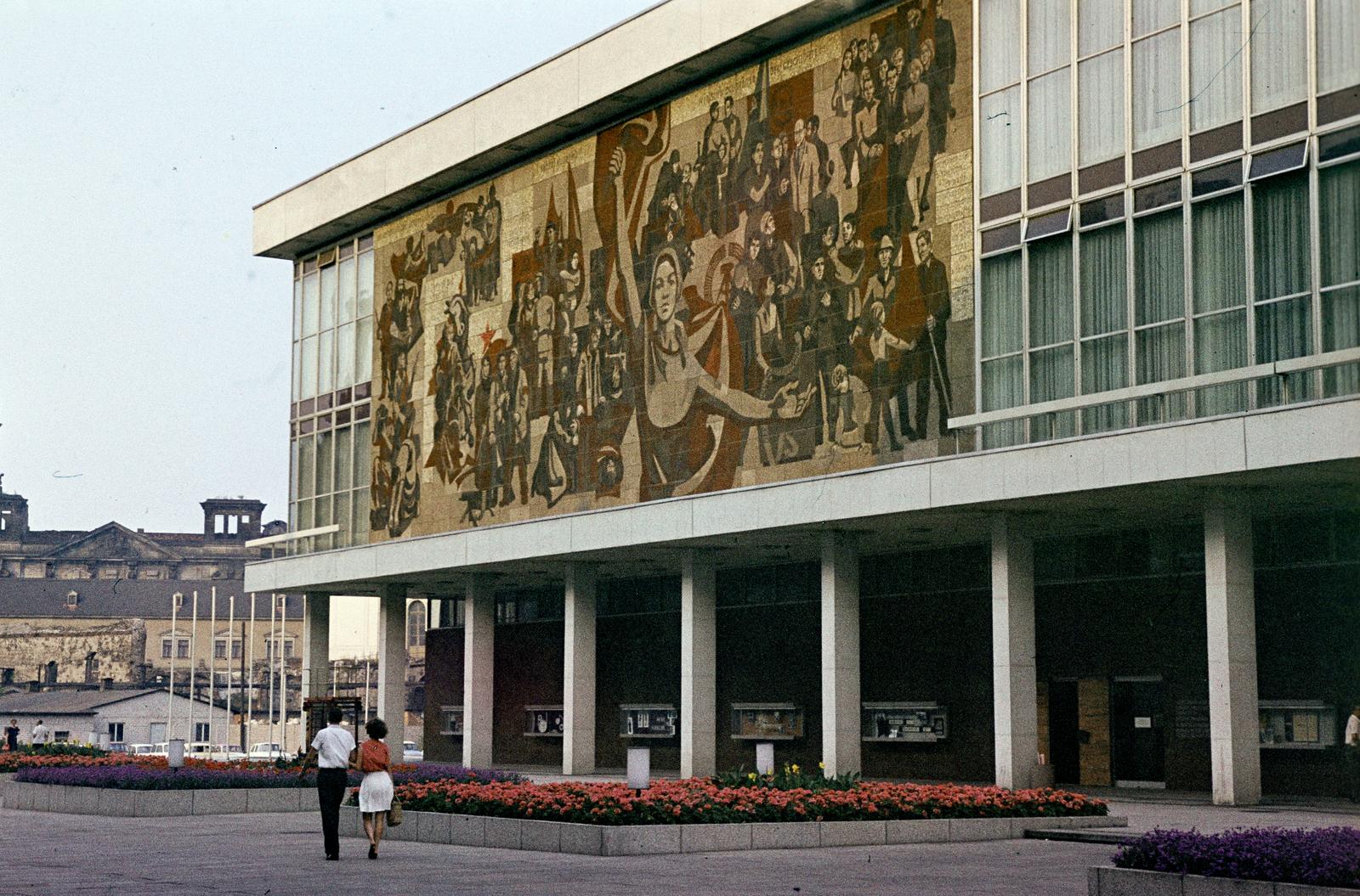Németország, Drezda, a Schloßstraße a Wilsdruffer Straße (Ernst-Thälmann-Straße) felől nézve. Jobbra a Kulturpalast, a falfestmény címe: "Der Weg der roten Fahne" ("A vörös zászló útja")., 1970, Kozák, NDK, színes, Fortepan #286822