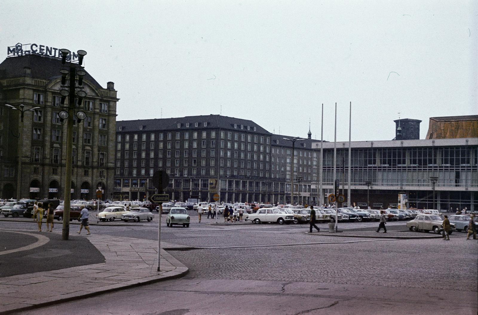 Germany, Dresden, az Altmarkt az An der Kreuzkirche - Kreuzstraße sarok felől nézve, jobbra a Kulturpalast., 1970, Kozák, GDR, colorful, Fortepan #286823