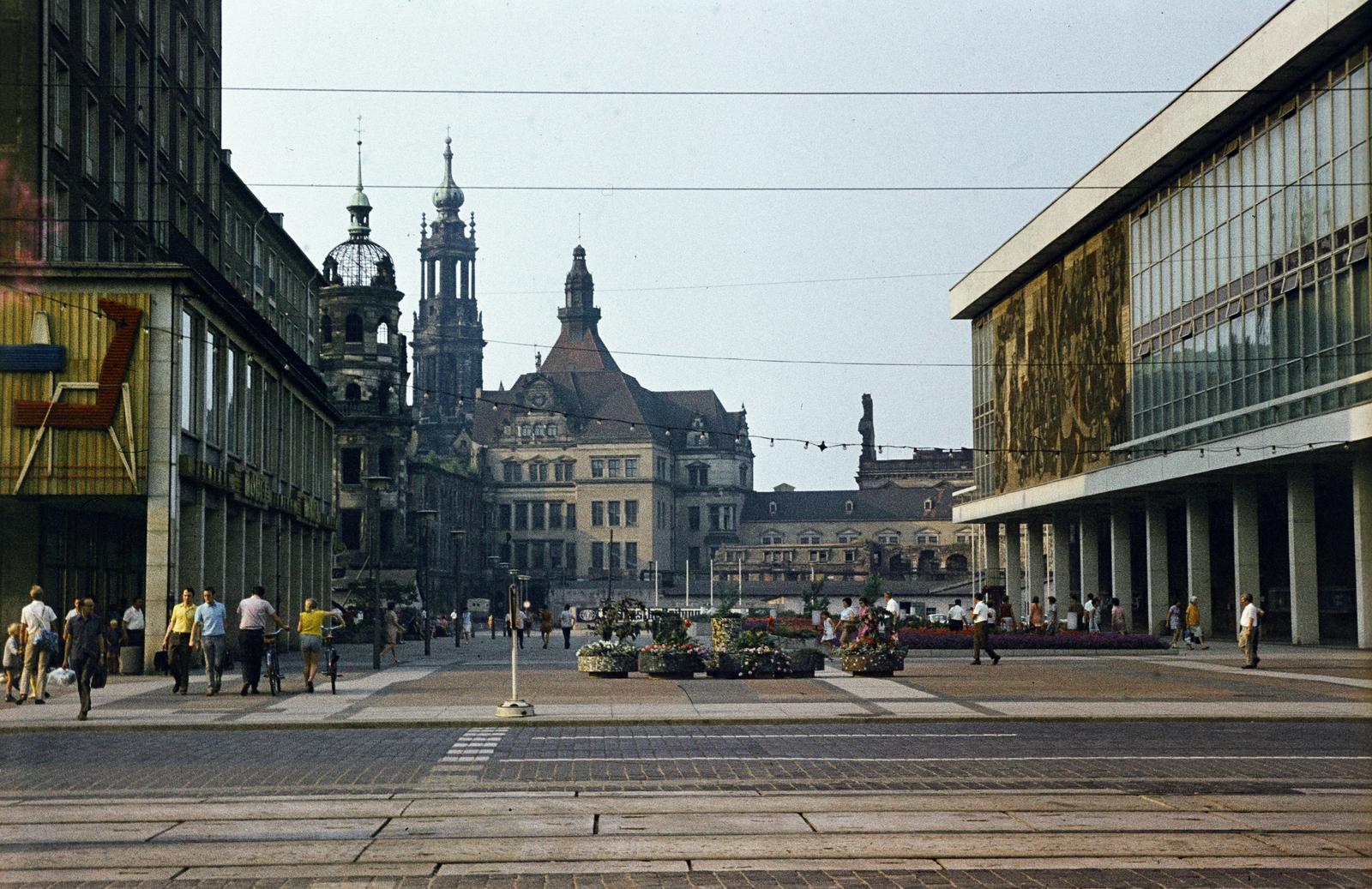 Németország, Drezda, a Schloßstraße a Wilsdruffer Straße (Ernst-Thälmann-Straße) felől nézve. Balra a Drezdai Kastély (Residenzschloss) és a Georgentor. Jobbra a Kulturpalast., 1970, Kozák, NDK, színes, Fortepan #286824