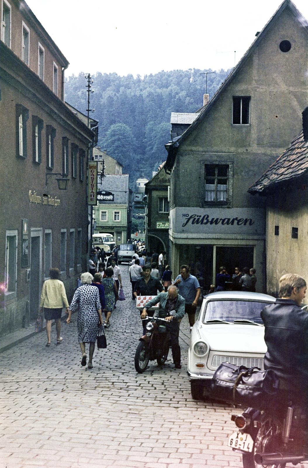 Germany, Bad Schandau, Marktstraße a Poststraße felől a Markt Platz felé nézve, balra a Gasthaus zum Roten Haus., 1968, Kozák, colorful, GDR, Fortepan #286825