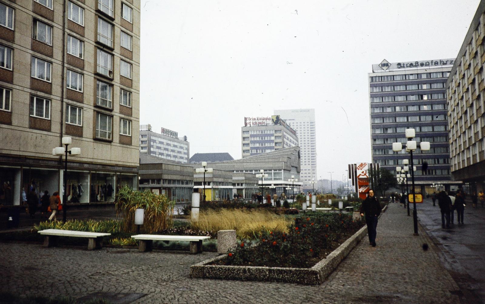 Germany, Leipzig, a Reichsstraße a Salzgäßchen felől a Brühl felé nézve, balra a Sachsenplatz (ma a lipcsei Szépművészeti Múzeum áll a tér helyén). Középen balra a Leipzig Information épülete, mögötte a háttérben a Hotel Merkur., 1977, Kozák, colorful, GDR, Fortepan #286827