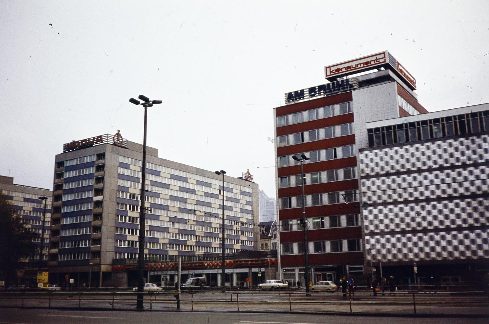 Németország, Lipcse, a Richard-Wagner-Straße a Tröndlinring felöl, jobbra a Konsument Áruház., 1972, Kozák, színes, NDK, Fortepan #286828