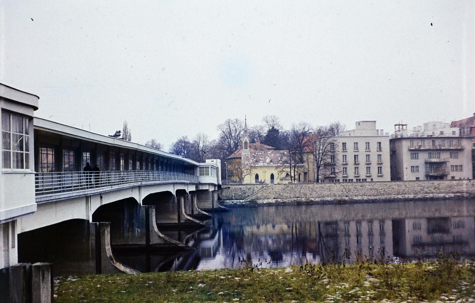 Slovakia, Piešťany, fedett sétahíd a Vág folyón,a túloldalon a Jézus Szent Szíve-kápolna., 1973, Kozák, colorful, Fortepan #286832