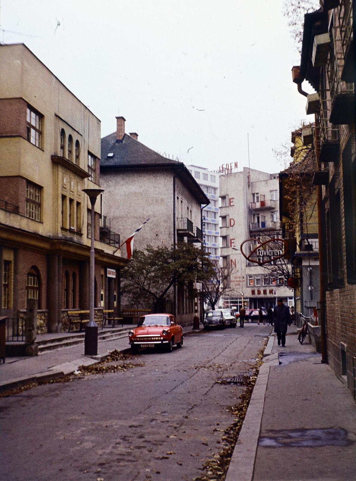 Slovakia, Piešťany, Pribinova ulica, szemben az Eden és Excelsior (később Jalta) szállók., 1973, Kozák, colorful, Fortepan #286833