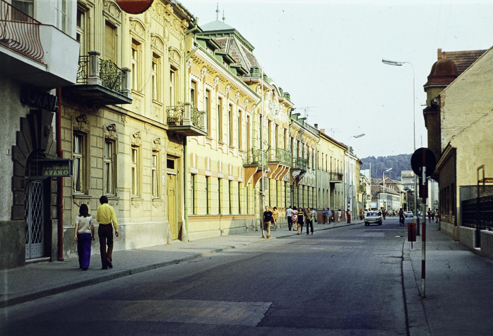 Slovakia, Piešťany, Winterova ulica a Námestie Slobody torkolata felé nézve, szemben az egykori Zöldfa szálló (Zelený strom)., 1973, Kozák, colorful, Fortepan #286837