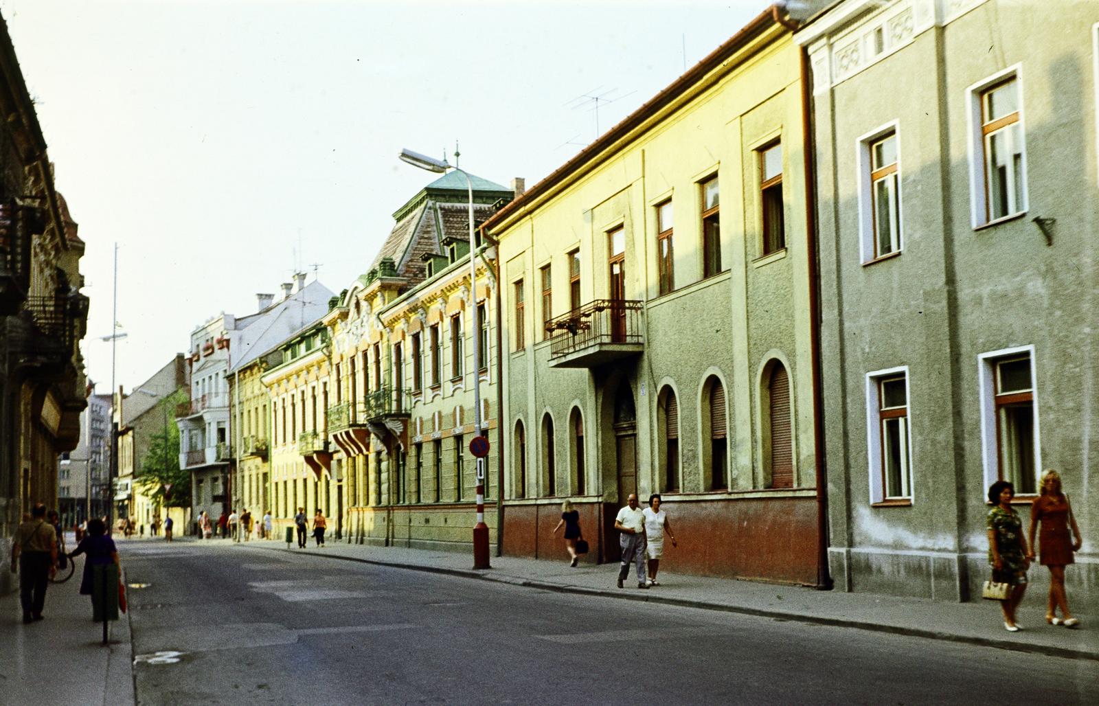 Slovakia, Piešťany, Winterova ulica a Rázusova ulica felé nézve, szemben az egykori Zöldfa szálló (Zelený strom)., 1973, Kozák, colorful, Fortepan #286842