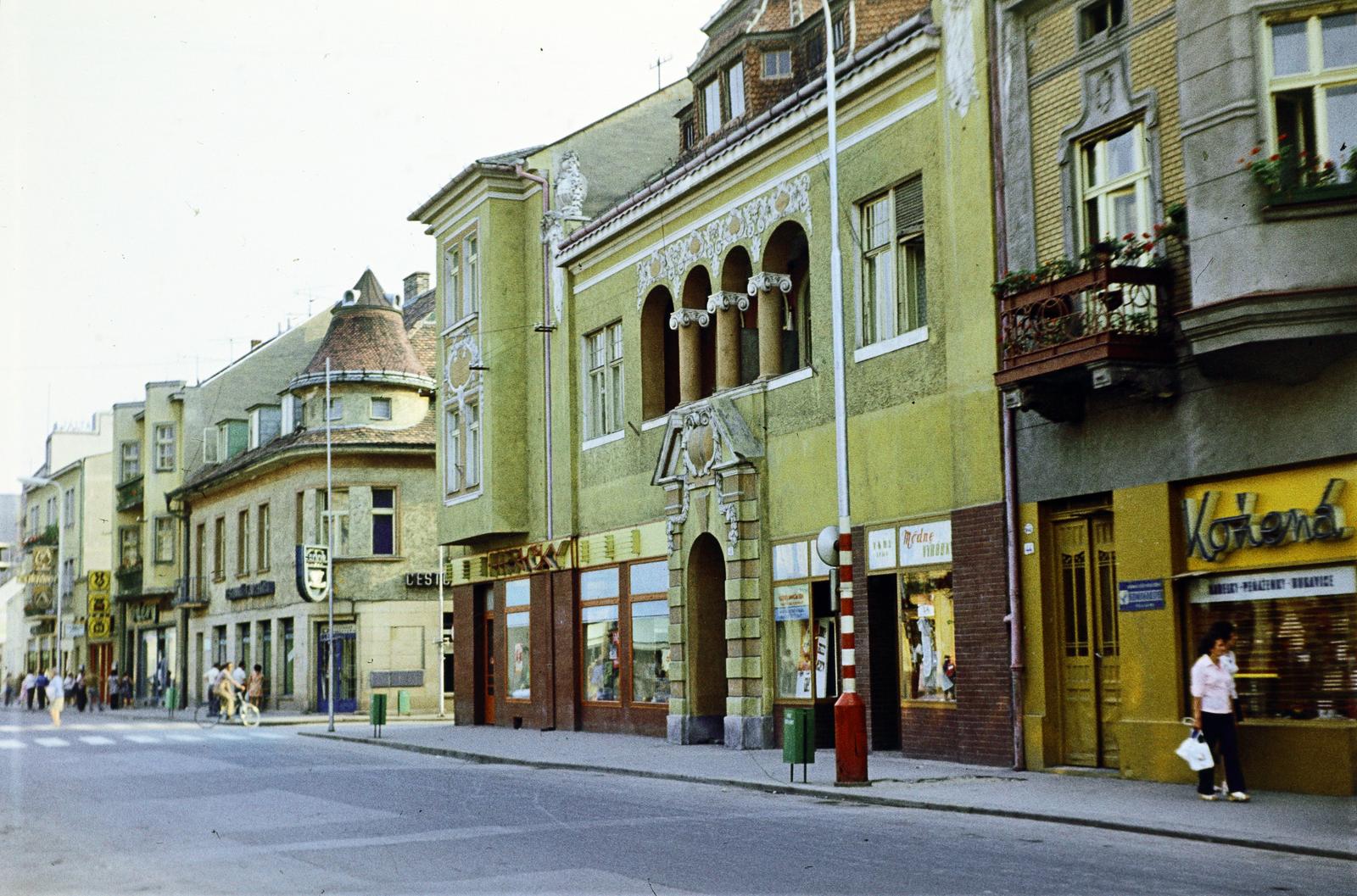 Szlovákia, Pöstyén, Winterova ulica, szemben a Námestie Slobody torkolata., 1973, Kozák, színes, Fortepan #286843