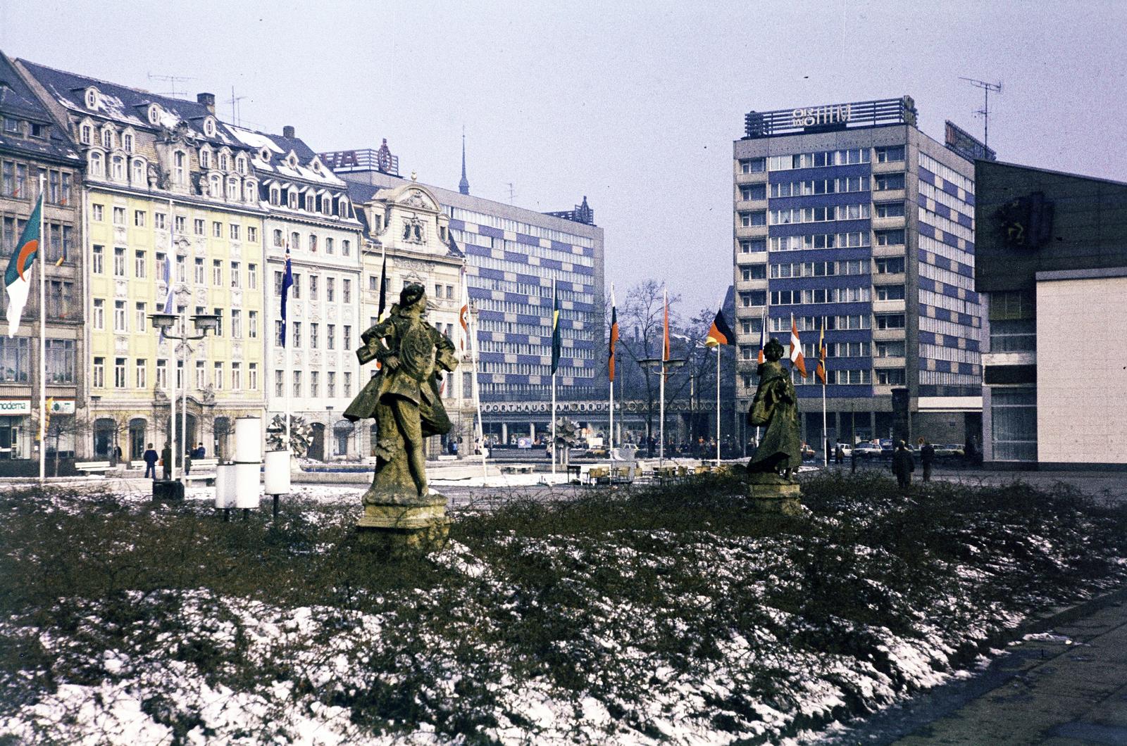 Németország, Lipcse, a Sachsenplatz (ma a lipcsei Szépművészeti Múzeum áll a tér helyén) a mai Böttchergäßchen felől a Brühl felé nézve, a kép előterében a Balthasar Permoser szobrász műhelyéből származó barokk szobrok., 1977, Kozák, színes, NDK, Fortepan #286844