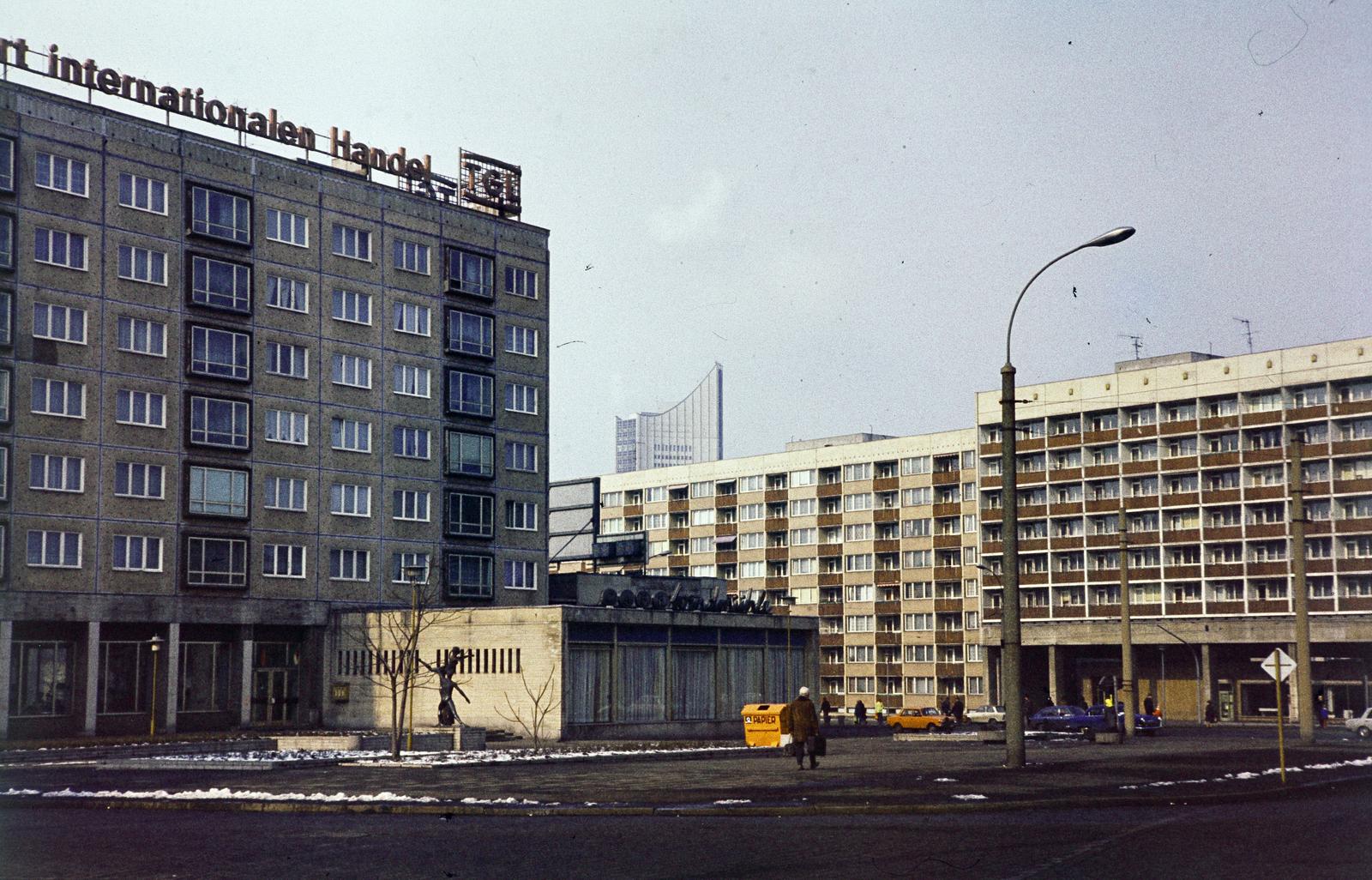 Németország, Lipcse, a Bayrischer Platz - Riemannstraße saroktól a Windmühlenstraße felé nézve, háttérben az egyetem toronyépülete., 1977, Kozák, színes, NDK, Fortepan #286846