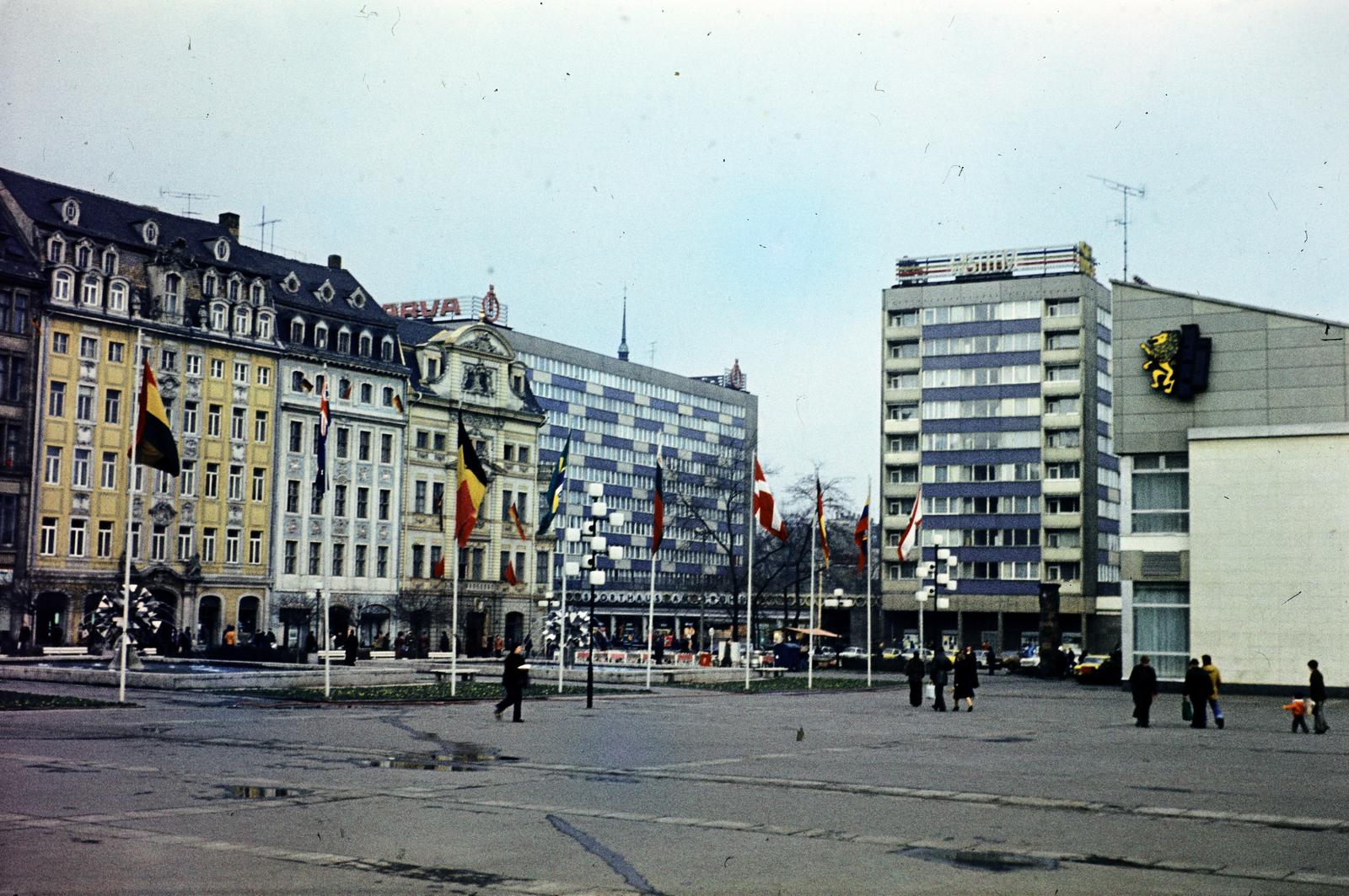 Németország, Lipcse, a Sachsenplatz a mai Böttchergäßchen felől a Brühl felé nézve, balra a Katharinenstraße házai elött a Springbrunnen (Harry Müller, 1972.), jobbra a Leipzig Information., 1977, Kozák, színes, NDK, Fortepan #286852