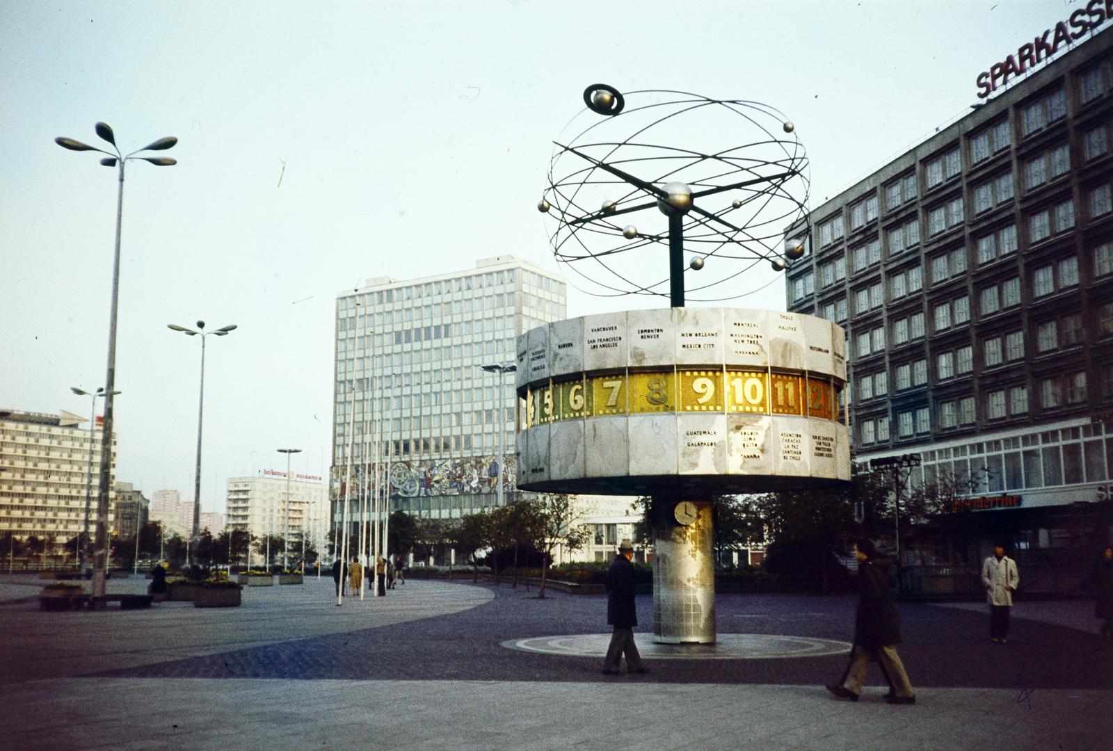 Németország, Berlin, Kelet-Berlin, Alexanderplatz, előtérben a világóra, háttérben a kép közepén a Haus des Lehrers, 1977, Kozák, Kelet-Berlin, színes, NDK, Fortepan #286856