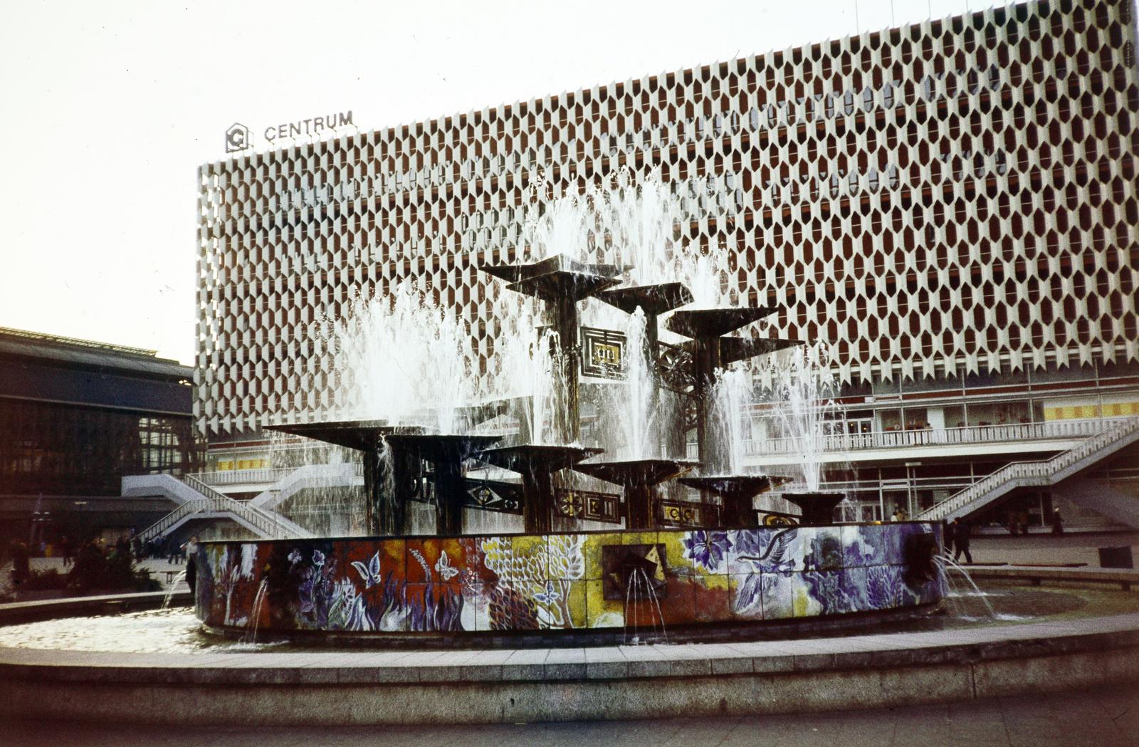 Germany, Berlin, Kelet-Berlin, Alexanderplatz. Előtérben a Népek Barátsága szökőkút (Brunnen der Völkerfreundschaft), mögötte a Centrum Áruház., 1977, Kozák, East-Berlin, colorful, GDR, Fortepan #286857