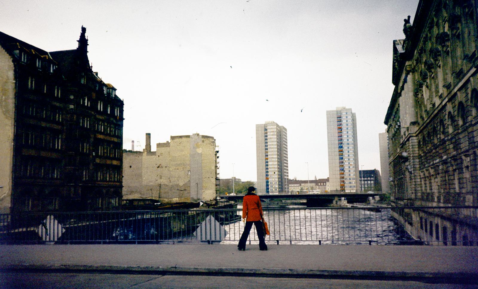 Germany, Berlin, Kelet-Berlin, a Spree folyó feletti Rathausbrücke, szemben a Fischerinsel melletti toronyházak, balra a Spreeufer., 1977, Kozák, East-Berlin, colorful, GDR, Fortepan #286858