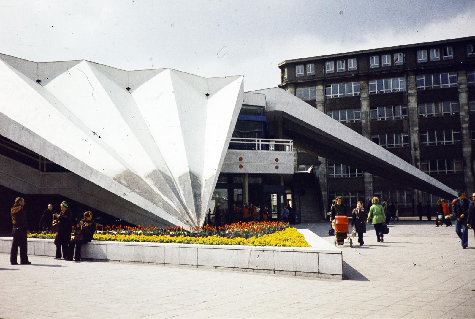 Németország, Berlin, Kelet-Berlin, a TV torony szárnyépítménye a Gonthardstraße közelében., 1977, Kozák, legyező, színes, NDK, Kelet-Berlin, Fortepan #286859