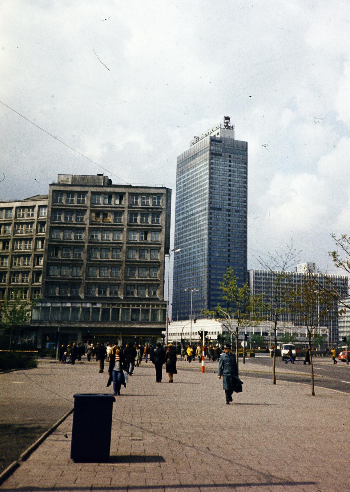 Germany, Berlin, Kelet-Berlin, Alexanderstraße, szemben az Alexanderplatz és a Hotel Stadt Berlin., 1977, Kozák, East-Berlin, colorful, GDR, Fortepan #286860