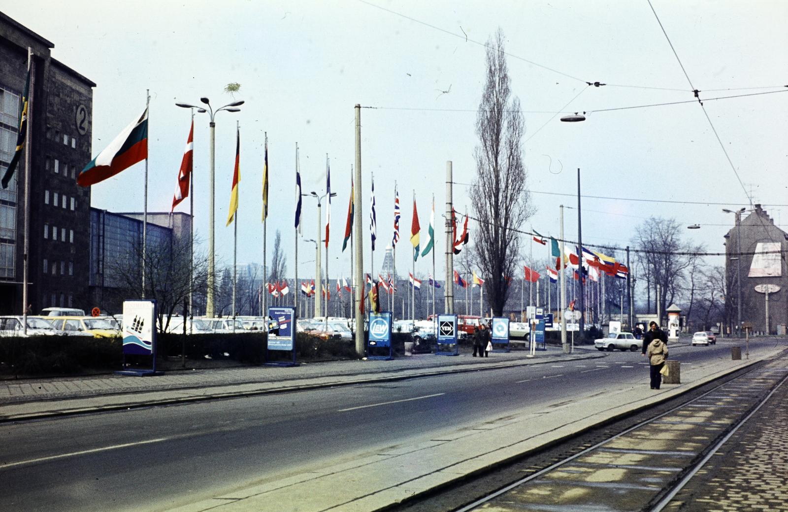 Németország, Lipcse, Prager Strasse a Lipcsi Vásár idején. Háttérben a távolban a Philipp Rosenthal Strasse melletti Szent Alexej orosz emléktemplom tornya látható., 1977, Kozák, színes, NDK, Fortepan #286865