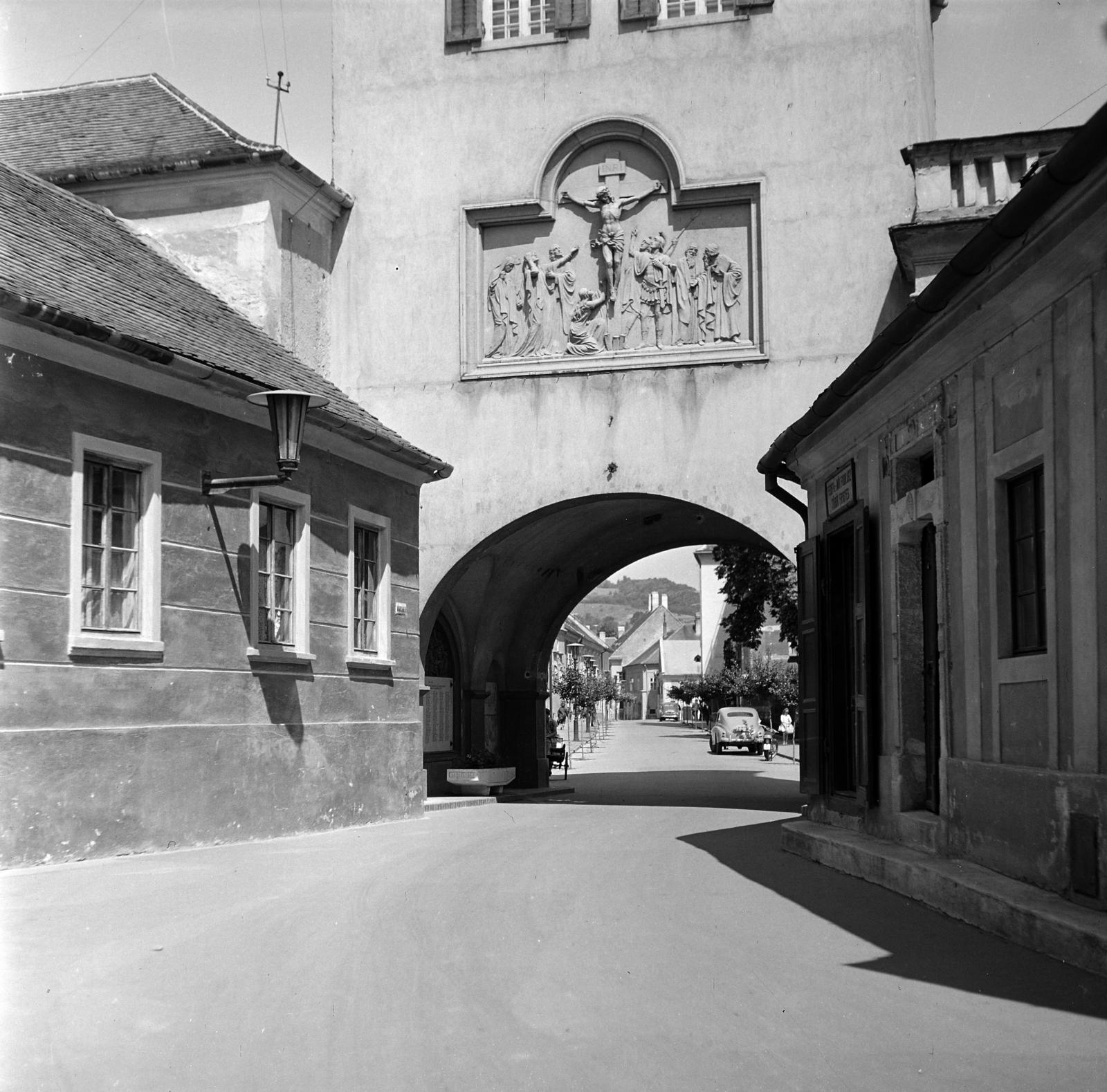 Hungary, Kőszeg, Városháza utca a Hősök kapuja és a Jurisics tér felé nézve., 1965, Szentkuthy Ibolya, gate tower, relief, Fortepan #286882