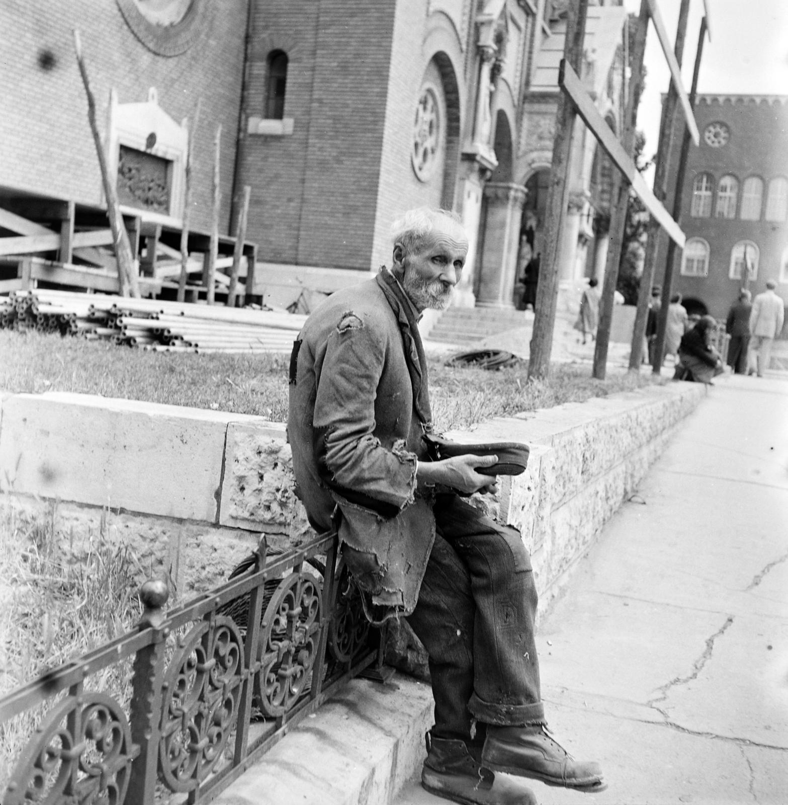 Hungary, Szeged, Dóm tér, a felvétel a Fogadalmi templom előtt készült., 1962, Szentkuthy Ibolya, Best of, homeless, church, Fortepan #286899