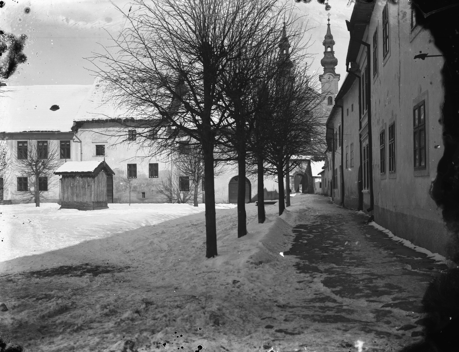 Slovakia, Podolínec, Szűz Mária tér (Námestie Mariánske), háttérben a Piarista-templom., 1900, Fortepan, Christmas, winter, church, snow, square, wood, Piarist Order, Fortepan #2869