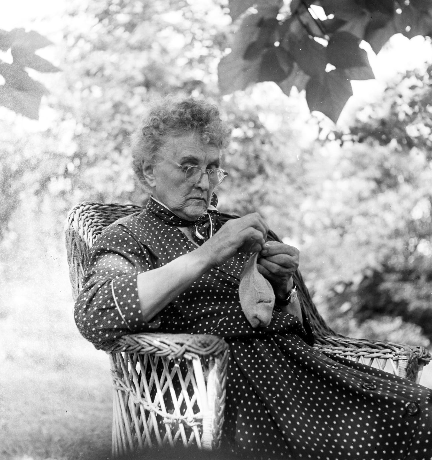 1954, Szentkuthy Ibolya, glasses, dotted dress, garden, old person, Fortepan #286912