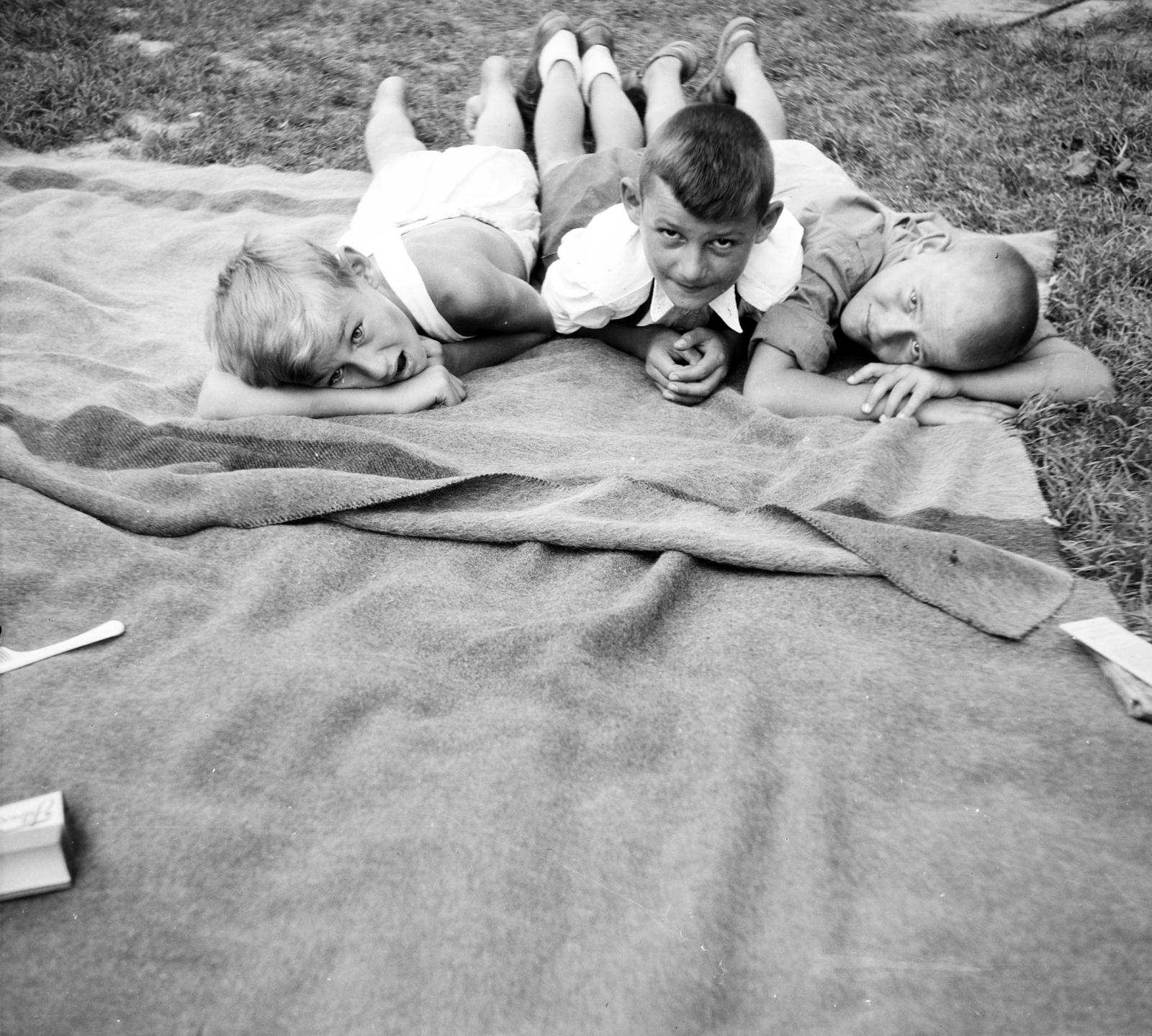 1954, Szentkuthy Ibolya, kids, three people, lying on stomach, Fortepan #286914