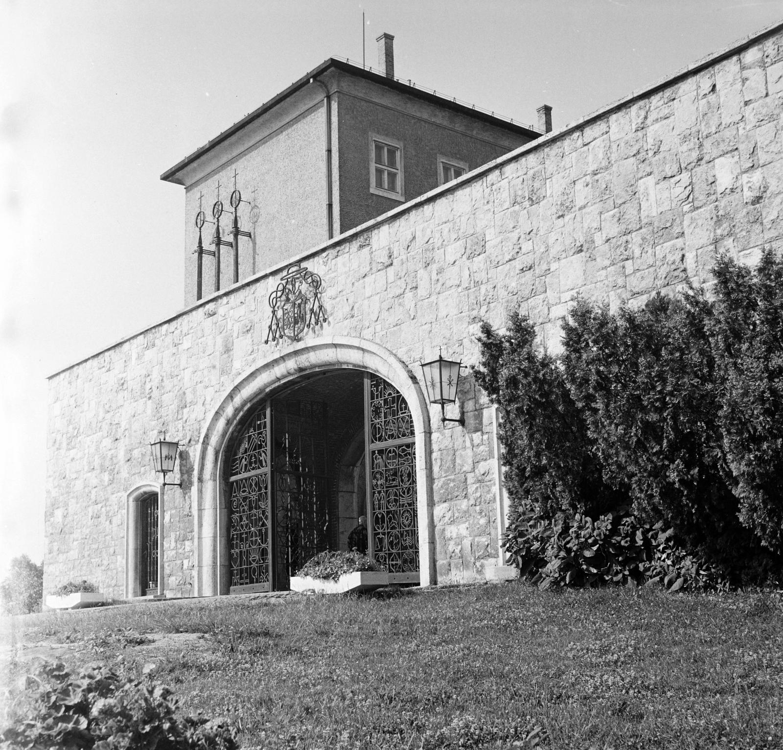 Magyarország, Pannonhalma, (Győrszentmárton), a Pannonhalmi Bencés Főapátság főkapuja., 1964, Szentkuthy Ibolya, Fortepan #286927