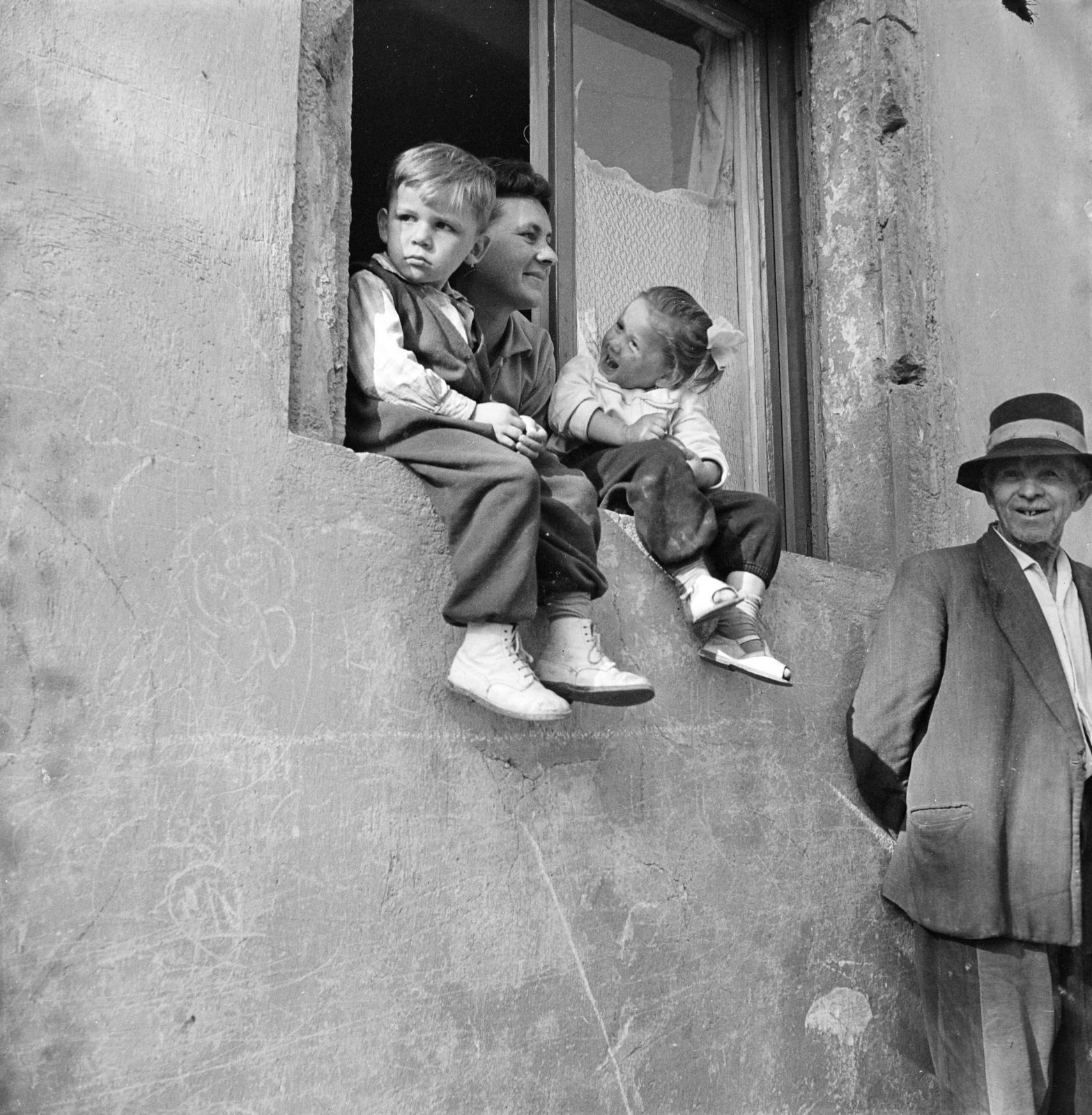 1958, Szentkuthy Ibolya, genre painting, sitting on a windowsill, Fortepan #286934