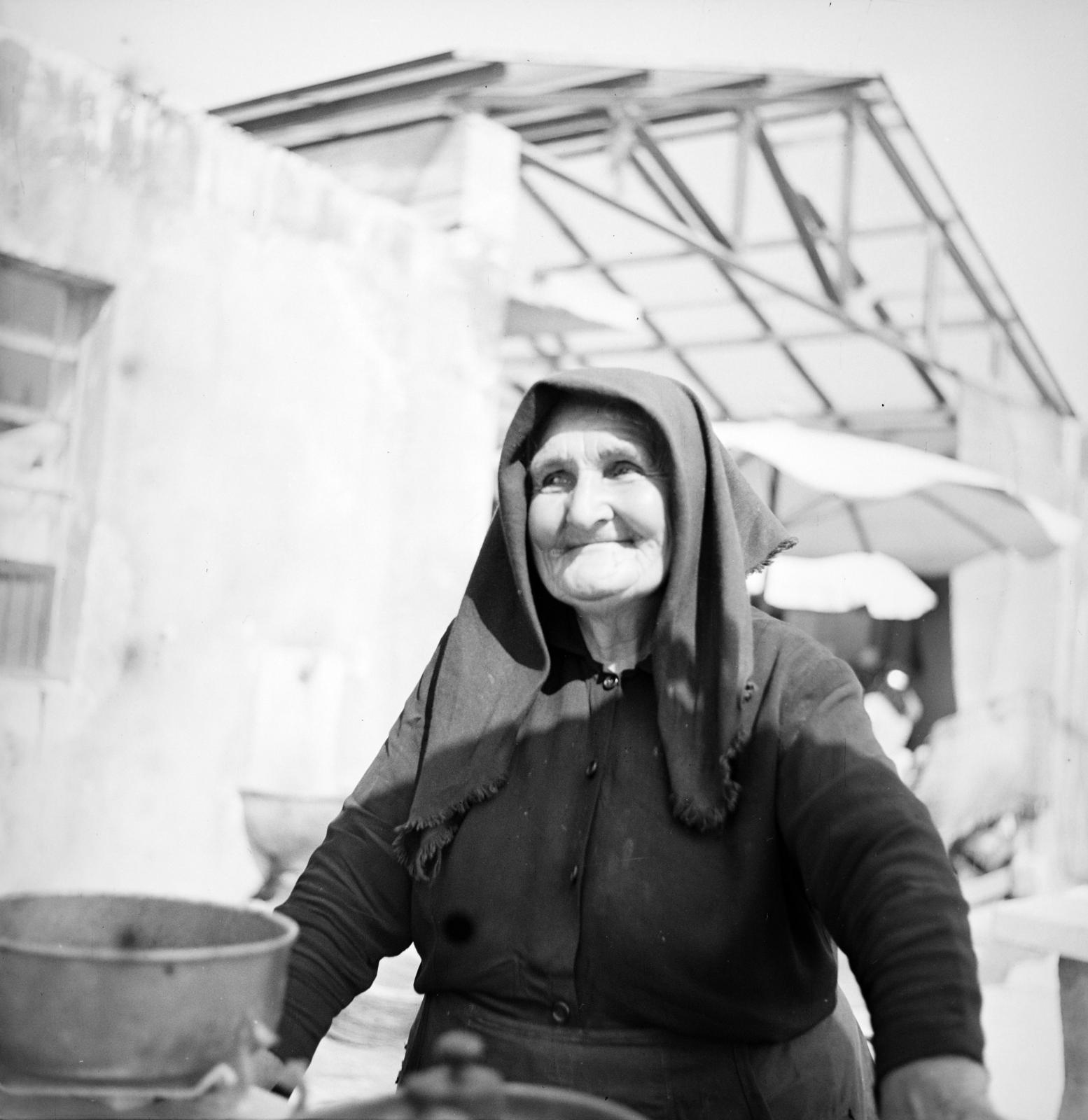 Hungary, Székesfehérvár, Piac tér, kofa a piacon., 1958, Szentkuthy Ibolya, Fortepan #286938