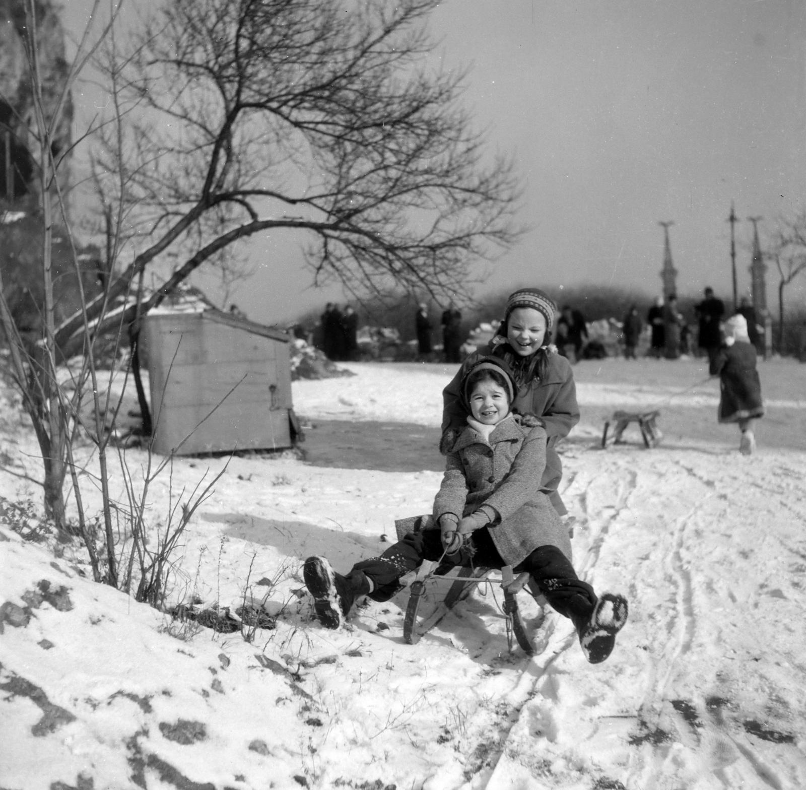 Hungary, Budapest XI., a felvétel a Sziklatemplom előtti sétányon készült, háttérben jobbra a Szabadság híd., 1961, Szentkuthy Ibolya, sledge, kids, Budapest, Fortepan #286939