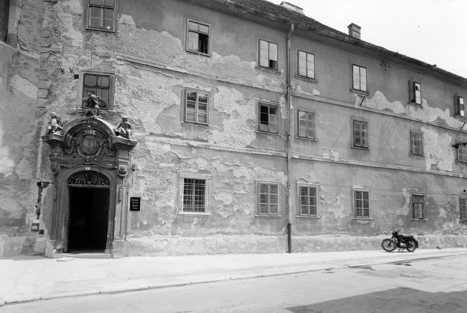 Hungary, Sopron, Templom utca 1., egykor ferences majd bencés rendház, ma idősek otthona., 1962, Építésügyi Dokumentációs és Információs Központ, VÁTI, motorcycle, gate, Baroque-style, Fortepan #28694