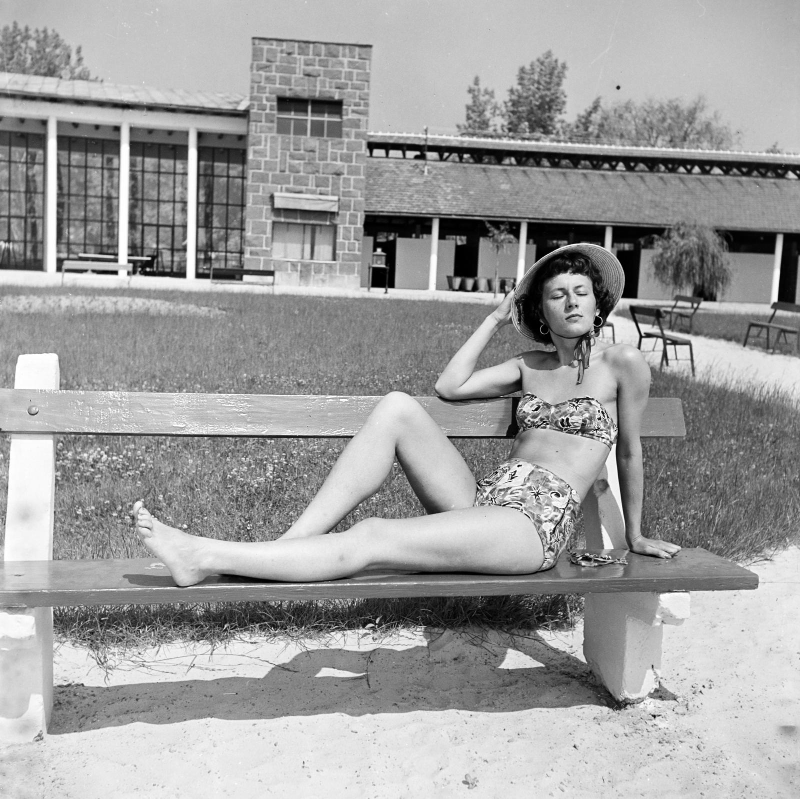 Hungary, Balatonalmádi, a felvétel a Wesselényi strandon készült, háttérben a főbejárat., 1960, Szentkuthy Ibolya, sunbathe, straw hat, Fortepan #286947