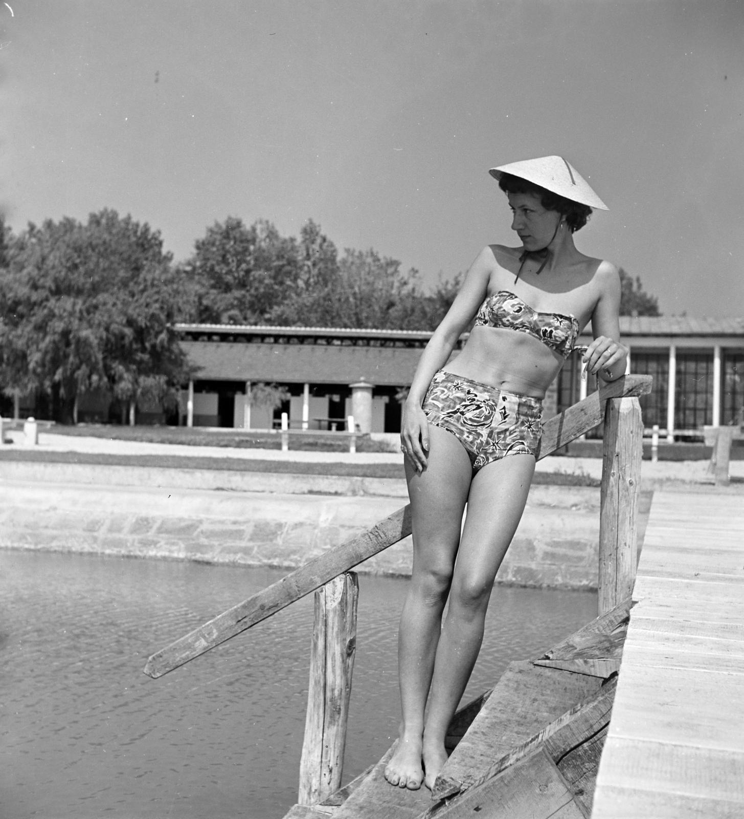 Hungary, Balatonalmádi, a felvétel a Wesselényi strand stégjén készült., 1960, Szentkuthy Ibolya, bathing suit, Fortepan #286949
