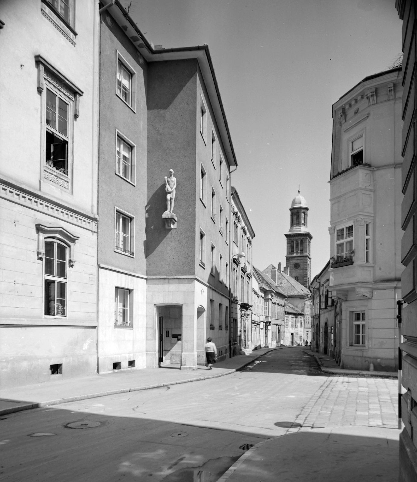 Hungary, Sopron, Templom utca a Fegyvertár utca torkolatánál, szemben az Evangélikus templom., 1961, Építésügyi Dokumentációs és Információs Központ, VÁTI, sculpture, street view, Fortepan #28695
