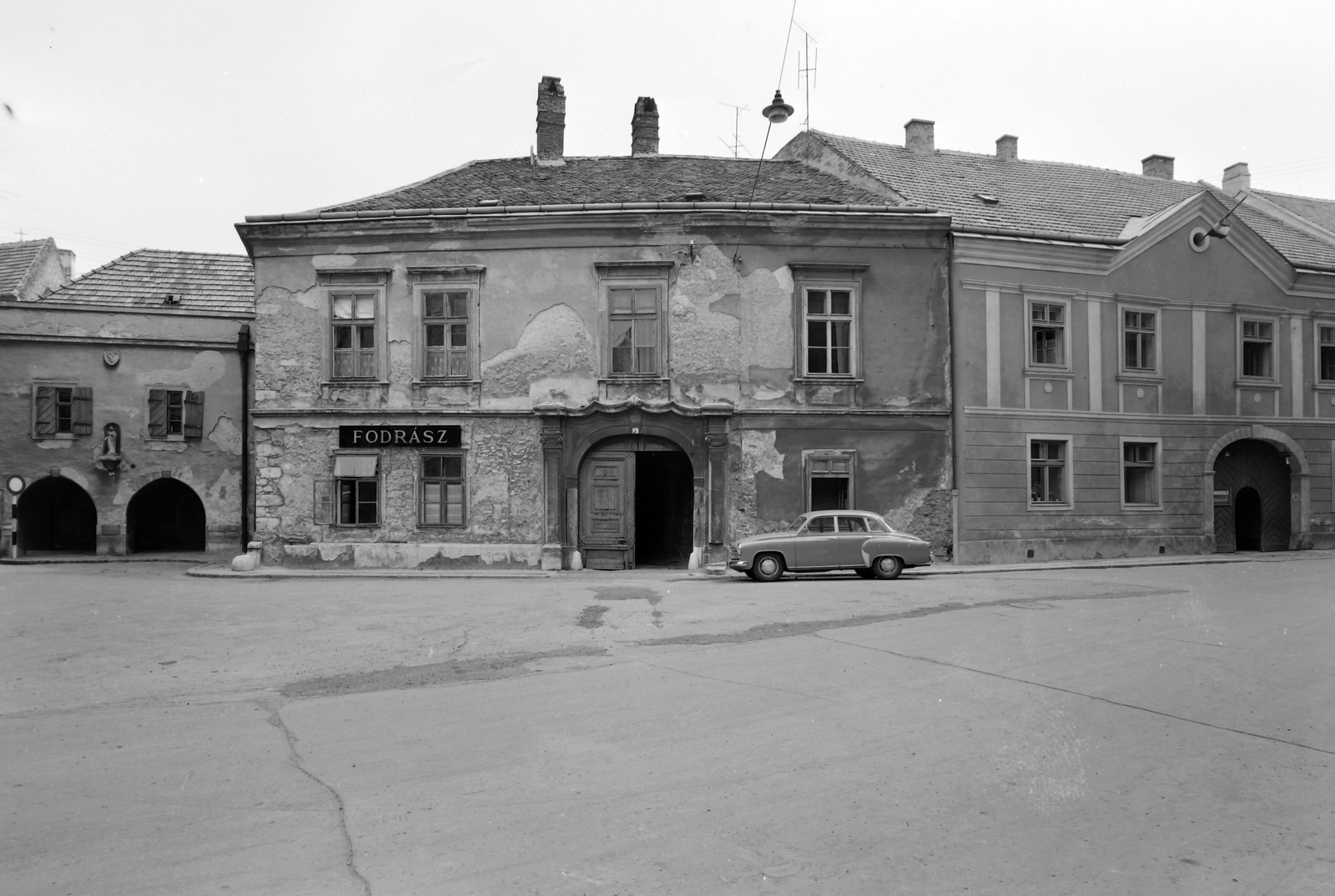 Hungary, Sopron, Kolostor utca és a Templom utca találkozása, balra a Kolostor utca 15., szemben a Templom utca 5., jobbra a Templom utca 7., 1962, Építésügyi Dokumentációs és Információs Központ, VÁTI, sign-board, street view, aerial, hairdresser, Fortepan #28697