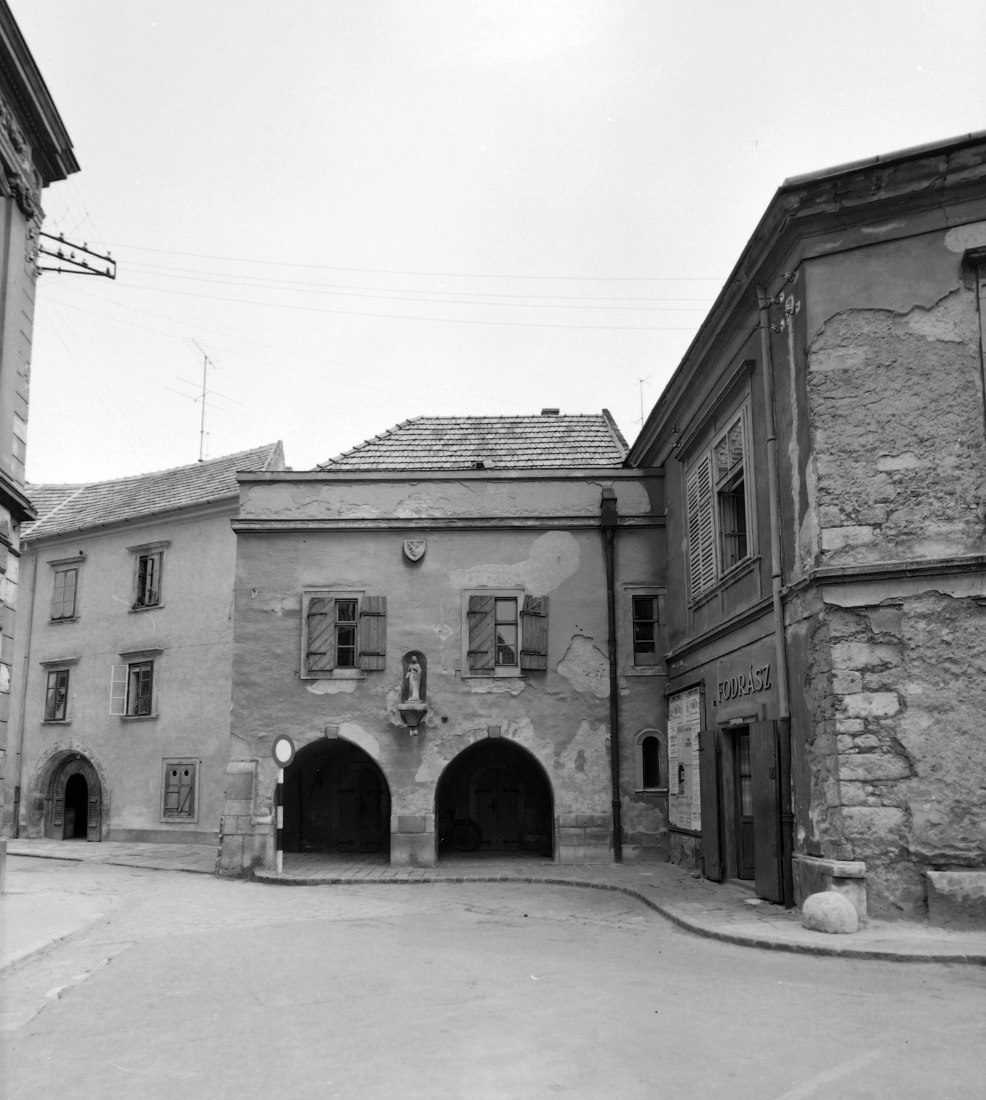 Magyarország, Sopron, Kolostor utca torkolata a Templom utca felől nézve, szemben a Kolostor utca 15., 1962, Építésügyi Dokumentációs és Információs Központ, VÁTI, utcakép, szoborfülke, Fortepan #28698