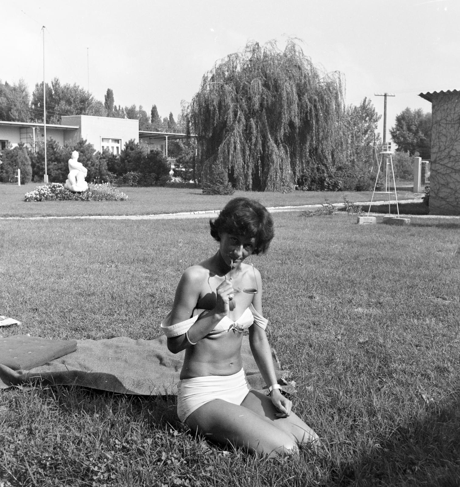 Hungary,Lake Balaton, Siófok, Vitorlás utca 17., a Meteorológiai Állomás kertje, háttérben Borsos Miklós Balatoni napfény című szobra. (1960)., 1962, Szentkuthy Ibolya, bathing suit, Fortepan #286988