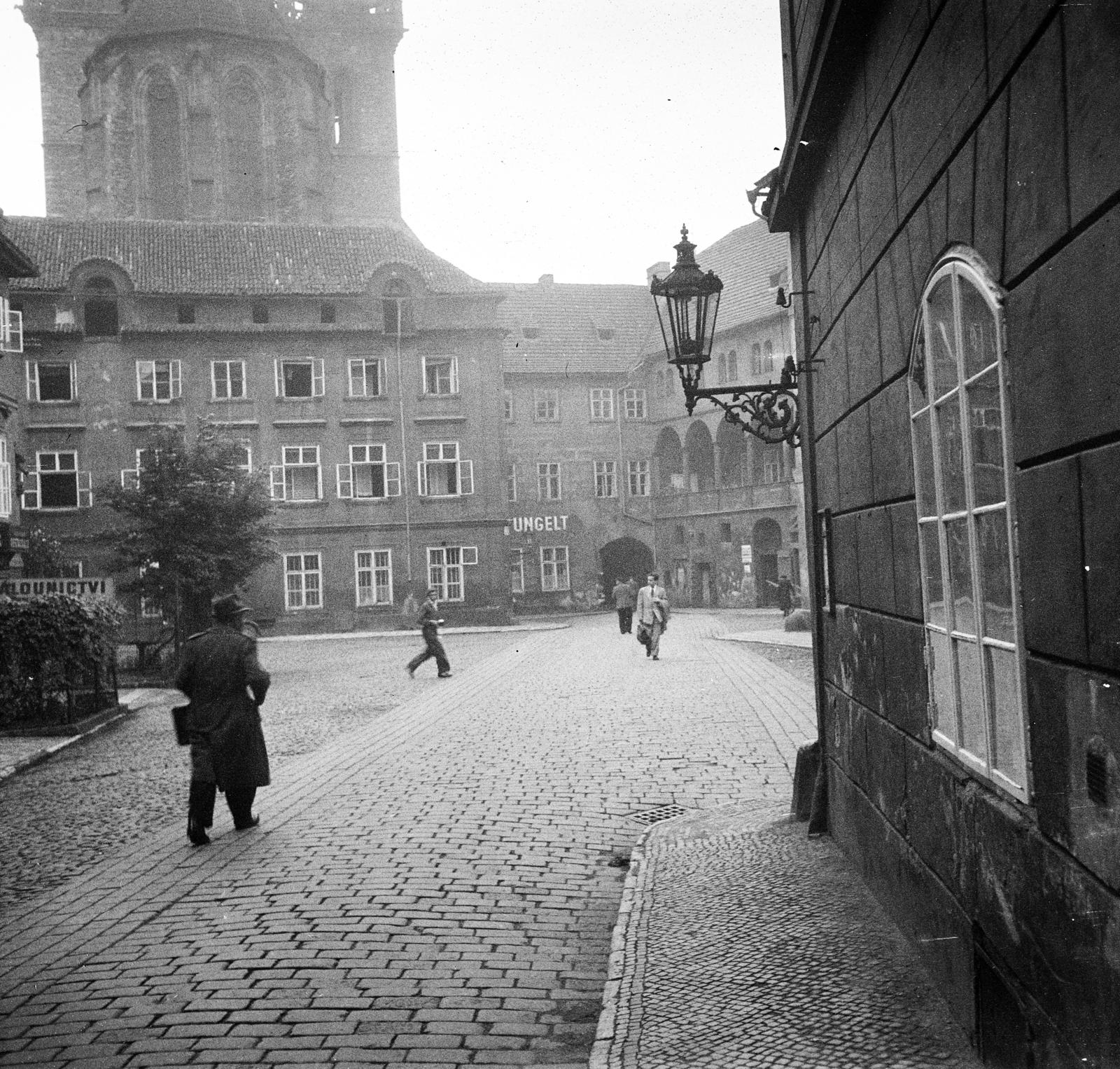 Czech Republik, Prague, Týn-udvar (Týnský dvůr / Ungelt), háttérben a Týn-templom., 1958, Szentkuthy Ibolya, Fortepan #287005