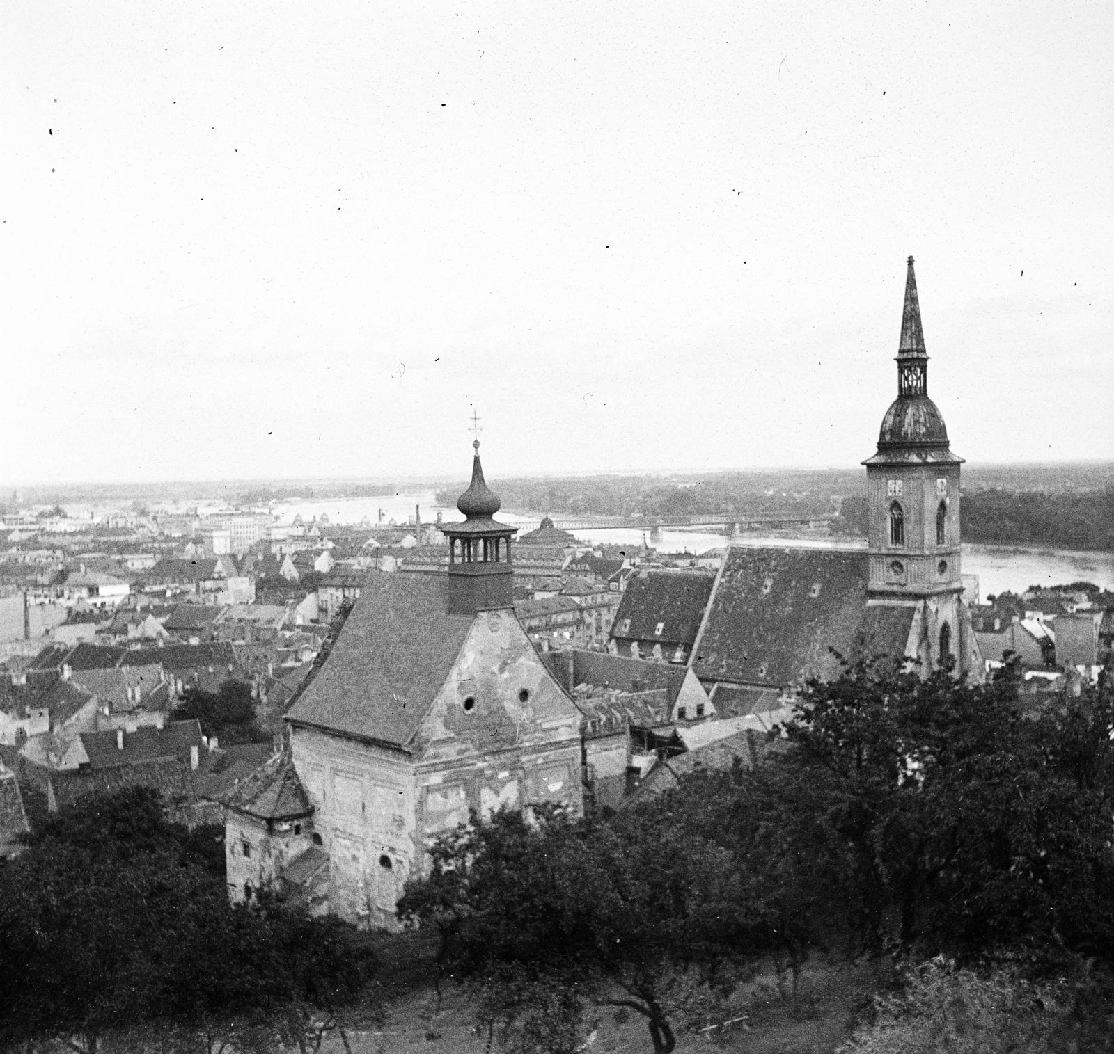 Slovakia, Bratislava, kilátás a várból, balra a Szent Miklós-templom, jobbra a Szent Márton koronázó templom. Háttérben a Duna feletti vasúti híd., 1958, Szentkuthy Ibolya, Fortepan #287009