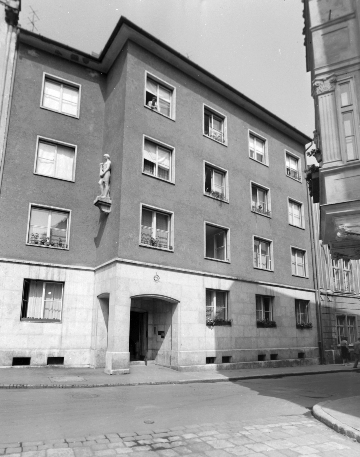 Magyarország, Sopron, Templom utca 24. a Fegyvertár utcából nézve., 1961, Építésügyi Dokumentációs és Információs Központ, VÁTI, szobor, utcakép, kőlap, Fortepan #28701