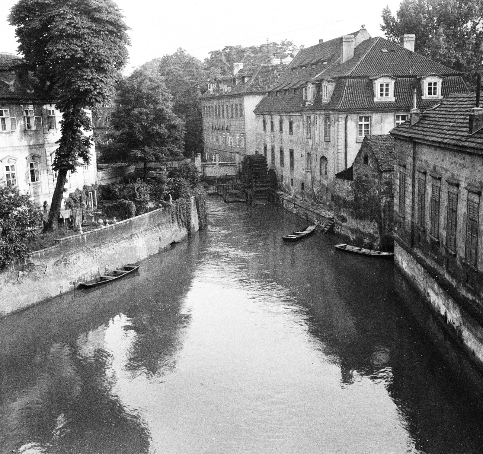 Csehország, Prága, Ördög-csatorna (Certovka) a Károly hídról nézve., 1958, Szentkuthy Ibolya, vizimalom, Fortepan #287010