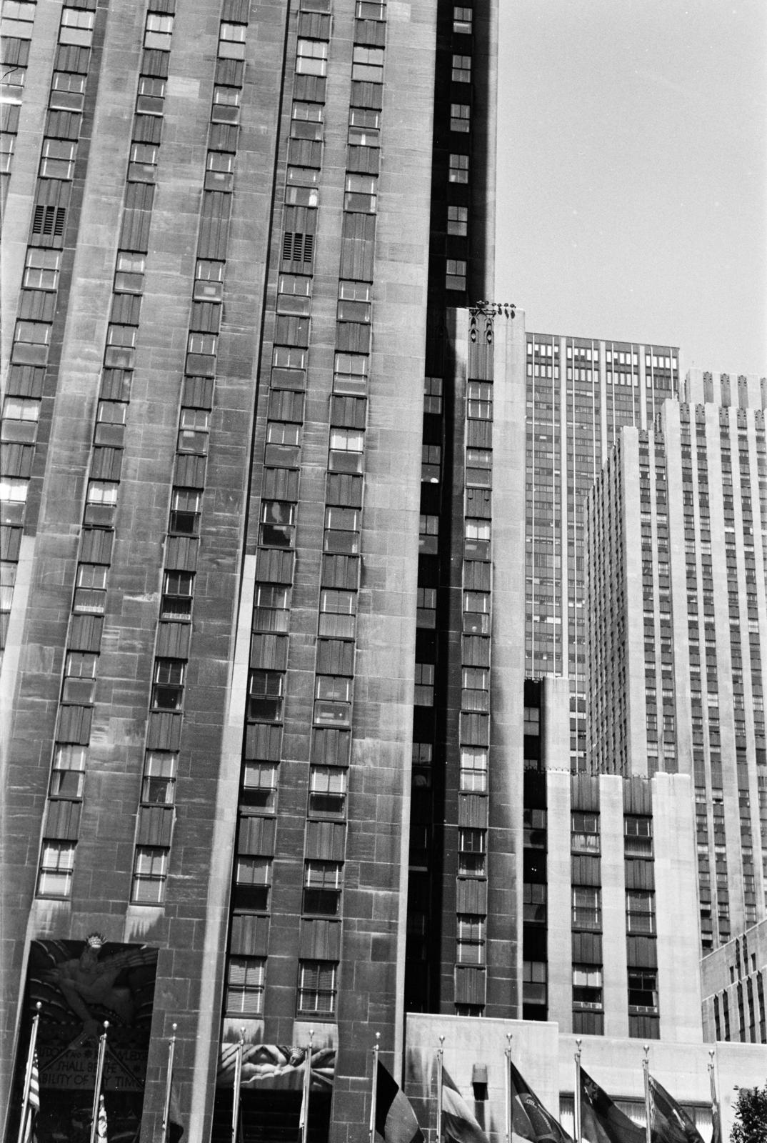 USA, New York, Rockefeller Plaza, a Rockefeller Center főbejárata., 1973, Szentkuthy Ibolya, Fortepan #287013