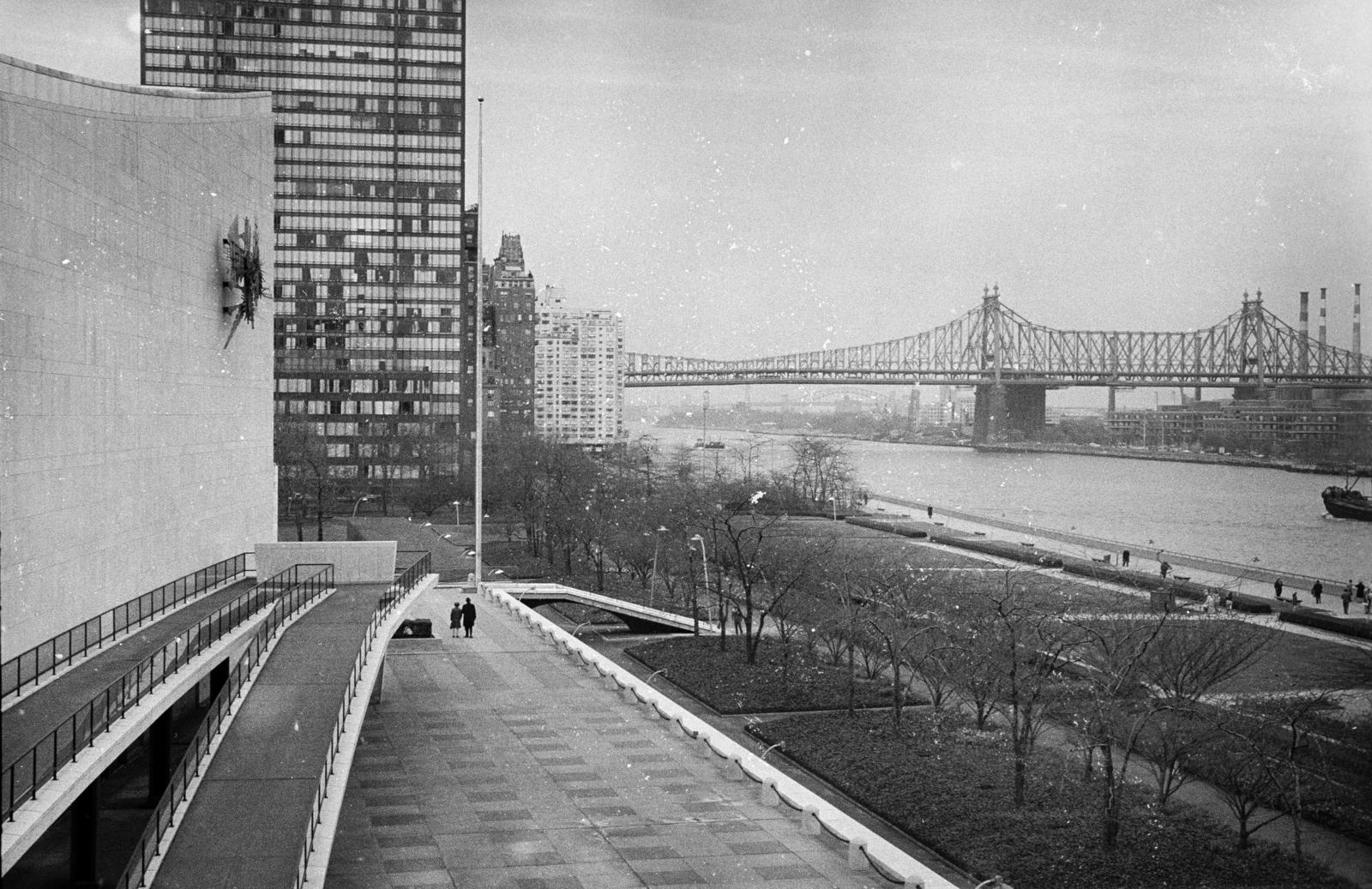 Amerikai Egyesült Államok, New York, balra az United Nations Visitors Services (látogatóközpont) mogotte az ENSZ székháza, jobbra az East River és felette a Queensboro-híd., 1969, Szentkuthy Ibolya, Fortepan #287015