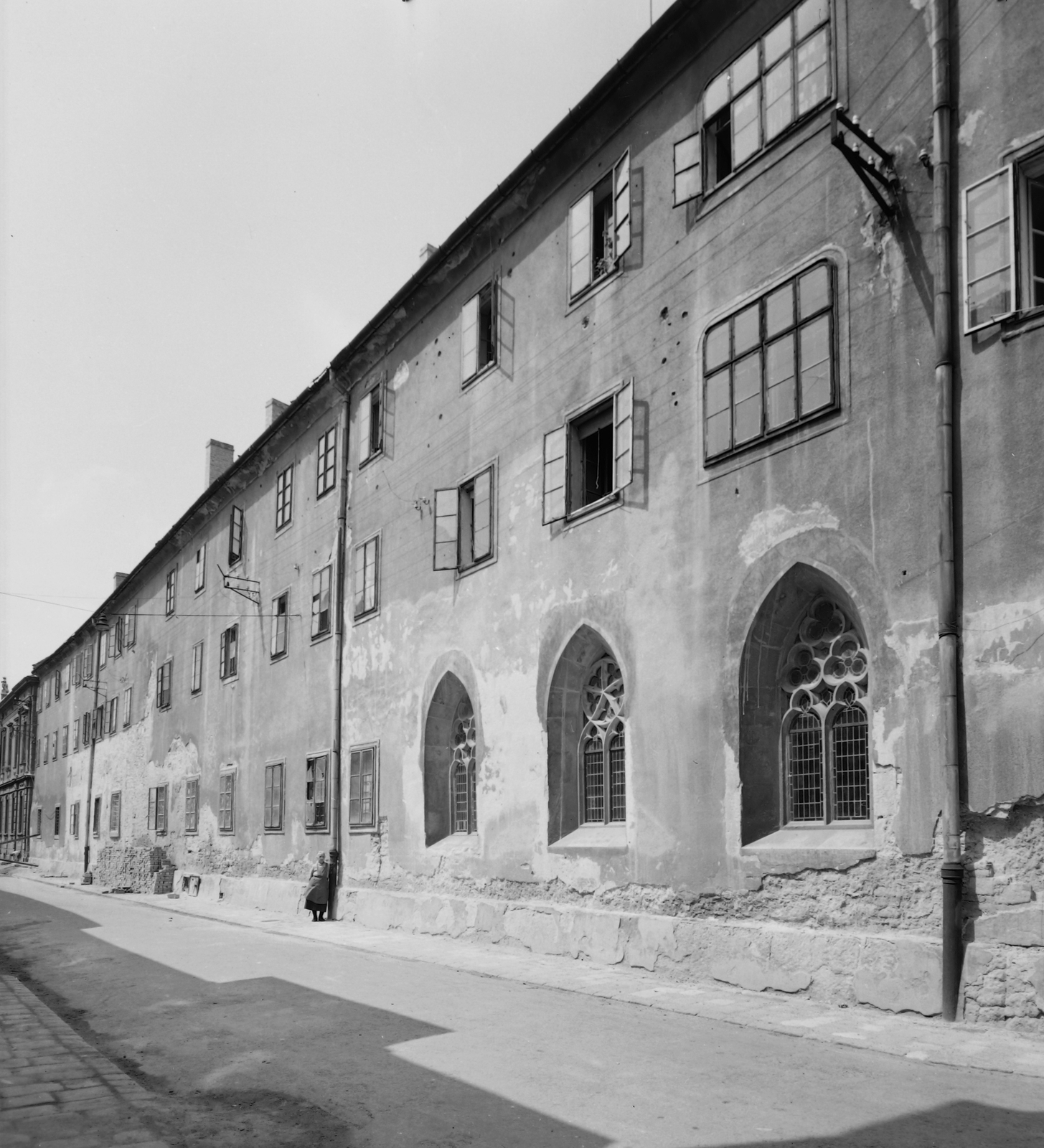 Hungary, Sopron, az egykor ferences, majd bencés rendház, ma idősek otthona Kolostor utca felé eső hátoldala., 1962, Építésügyi Dokumentációs és Információs Központ, VÁTI, tracery, pointed arch, Fortepan #28703