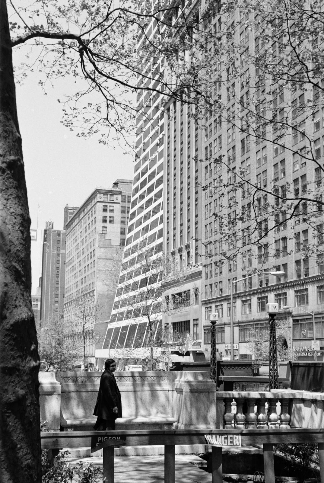 Amerikai Egyesült Államok, New York, Manhattan, 42nd Street, balra a Bryant Park, jobbra a világosszínű épület a W.R. Grace Building., 1973, Szentkuthy Ibolya, Fortepan #287030