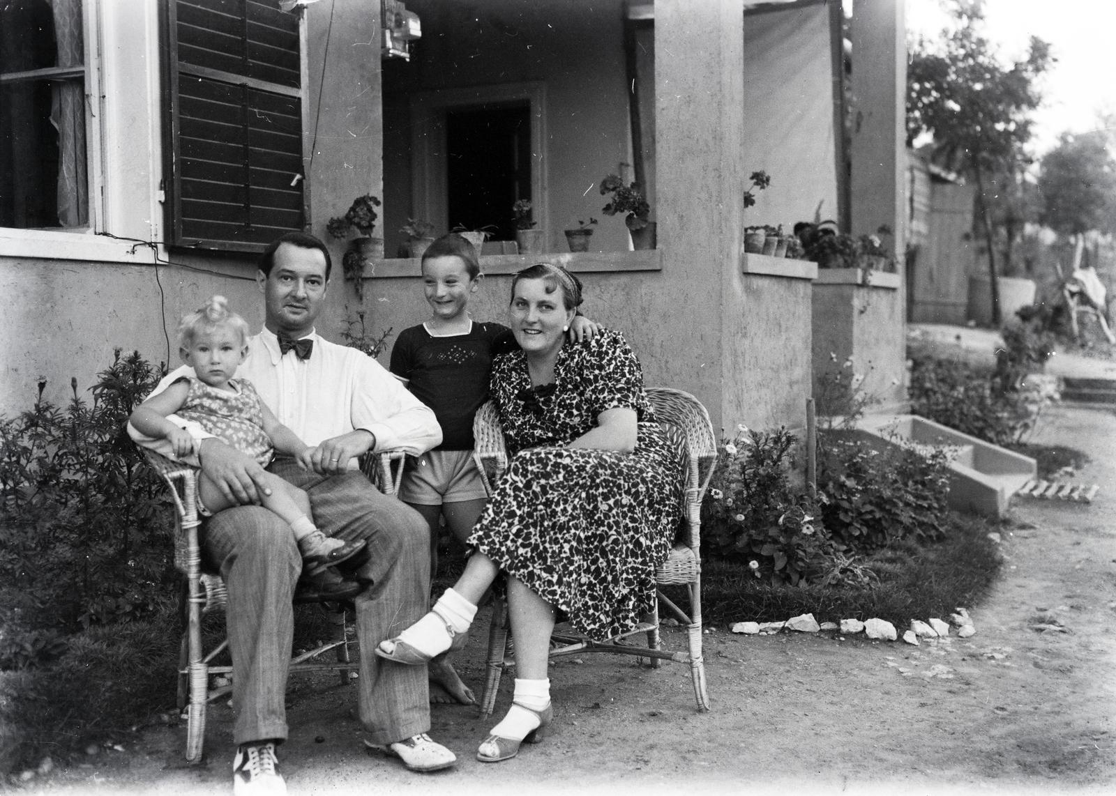 1932, Szilvási hagyaték, fonott szék, család, zokni-szandál, ölben ül, Fortepan #287043