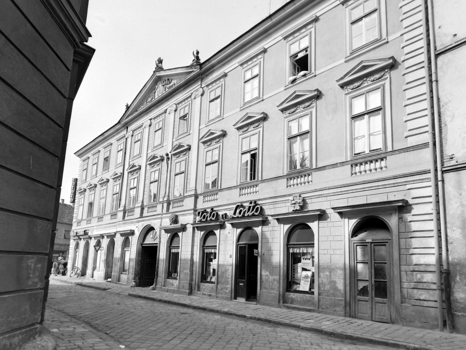 Hungary, Sopron, Hátsókapu 8., az utca végén a Várkerület (Lenin körút)., 1963, Építésügyi Dokumentációs és Információs Központ, VÁTI, street view, neon sign, pediment, lottery, Fortepan #28705