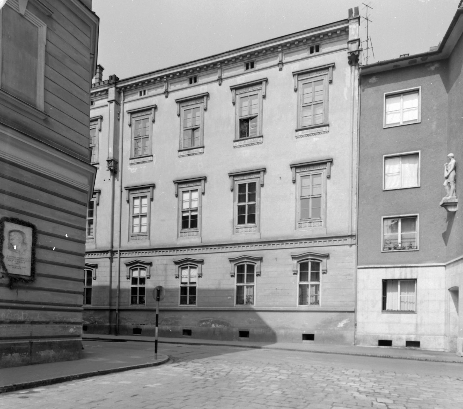 Hungary, Sopron, Fegyvertár utca - Templom utca találkozása, szemben a Széchenyi István Gimnázium., 1961, Építésügyi Dokumentációs és Információs Központ, VÁTI, sculpture, street view, relief, memorial plaque, Fortepan #28706