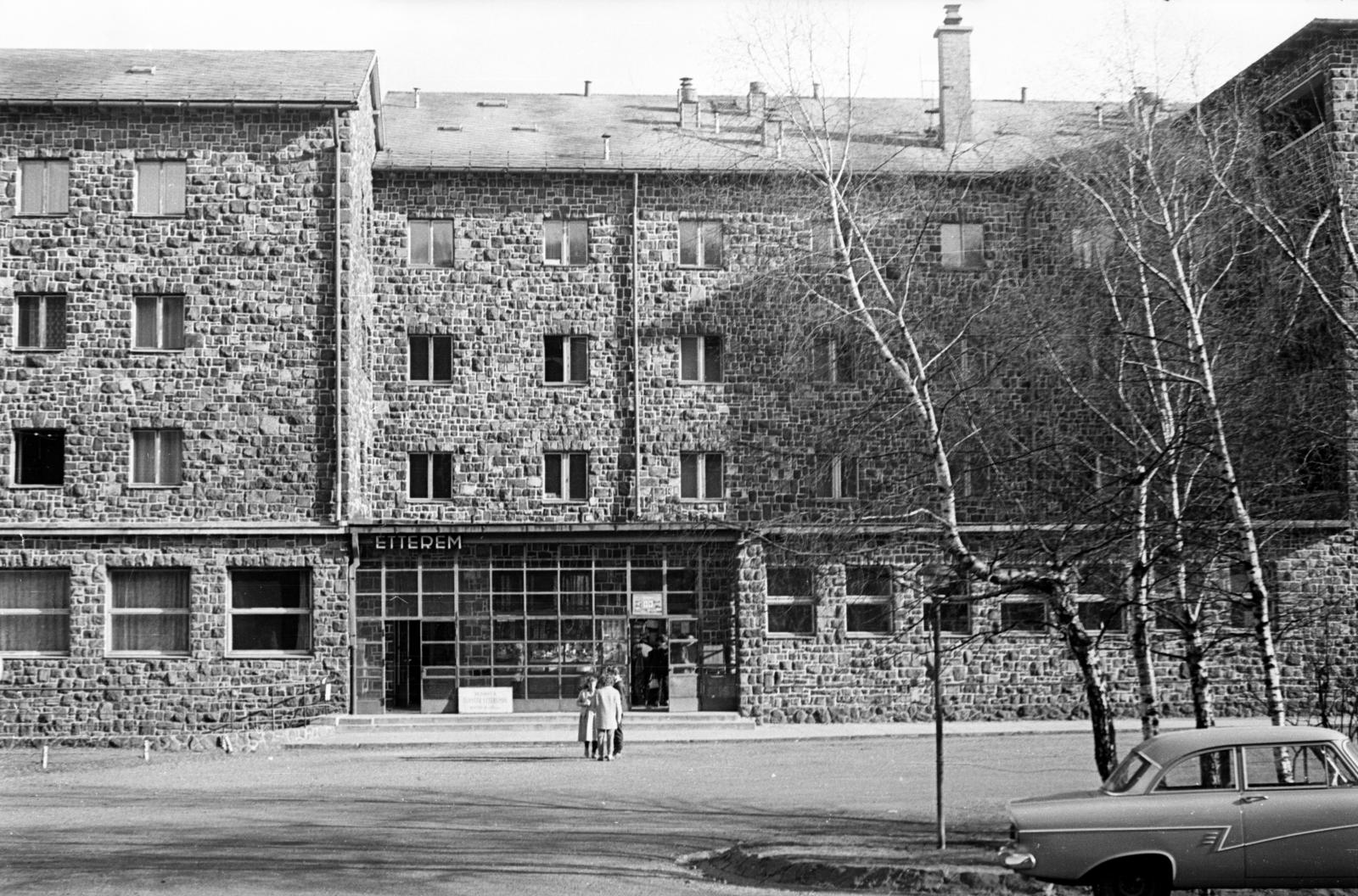 Hungary, Mátraszentimre, Nagyszálló, a felvétel az étterem előtt készült., 1960, Szilvási hagyaték, Fortepan #287070
