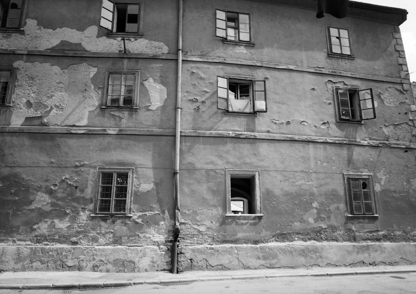 Hungary, Sopron, Templom utca, ferences (majd bencés) rendház., 1962, Építésügyi Dokumentációs és Információs Központ, VÁTI, window, gutter, Fortepan #28708