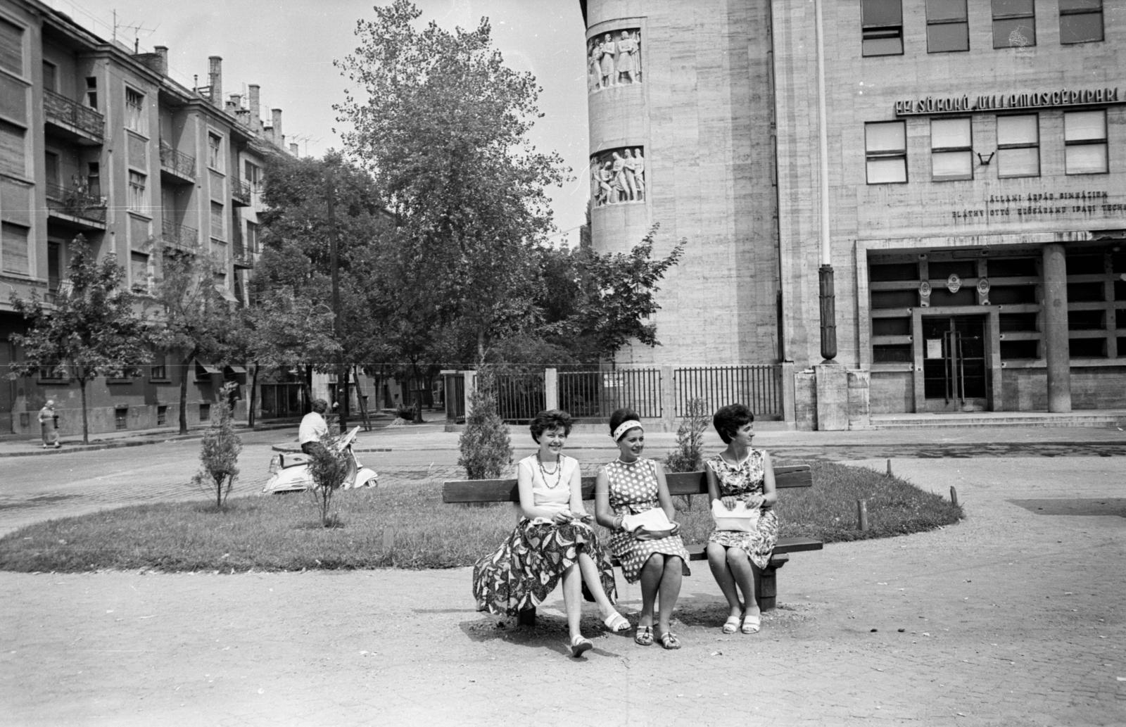 Hungary, Budapest III., Nagyszombat utca, a felvétel az Árpád Gimnázium, a Bláthy Ottó Erősáramú Ipari Technikum és a Kandó Kálmán Villamosipari Műszaki Főiskola közös épülete előtt készült. Balra a Zápor utca házsora., 1961, Szilvási hagyaték, Budapest, Fortepan #287090